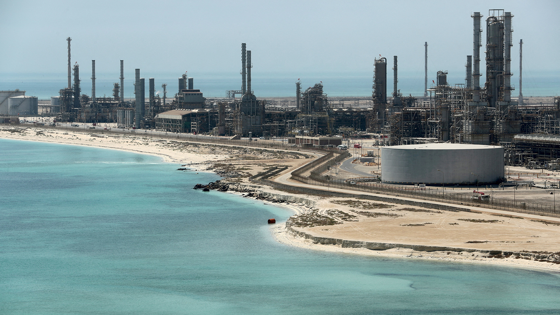 Gesamtansicht der Ölraffinerie und des Ölterminals von Saudi Aramco in Ras Tanura, Saudi-Arabien (Archivbild aus Mai 2018) | REUTERS