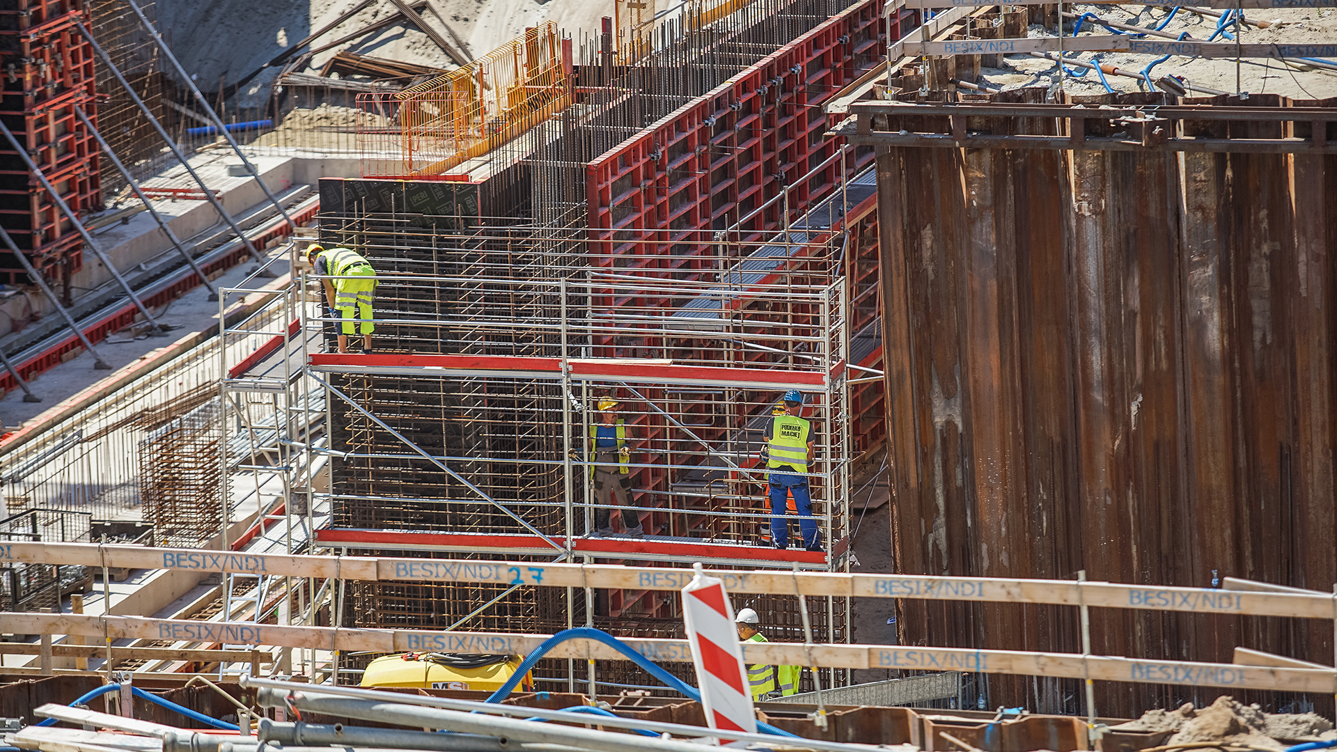 Arbeiter stehen auf dem Gerüst einer Baustelle in Nowy Swiat, Polen. | picture alliance / NurPhoto