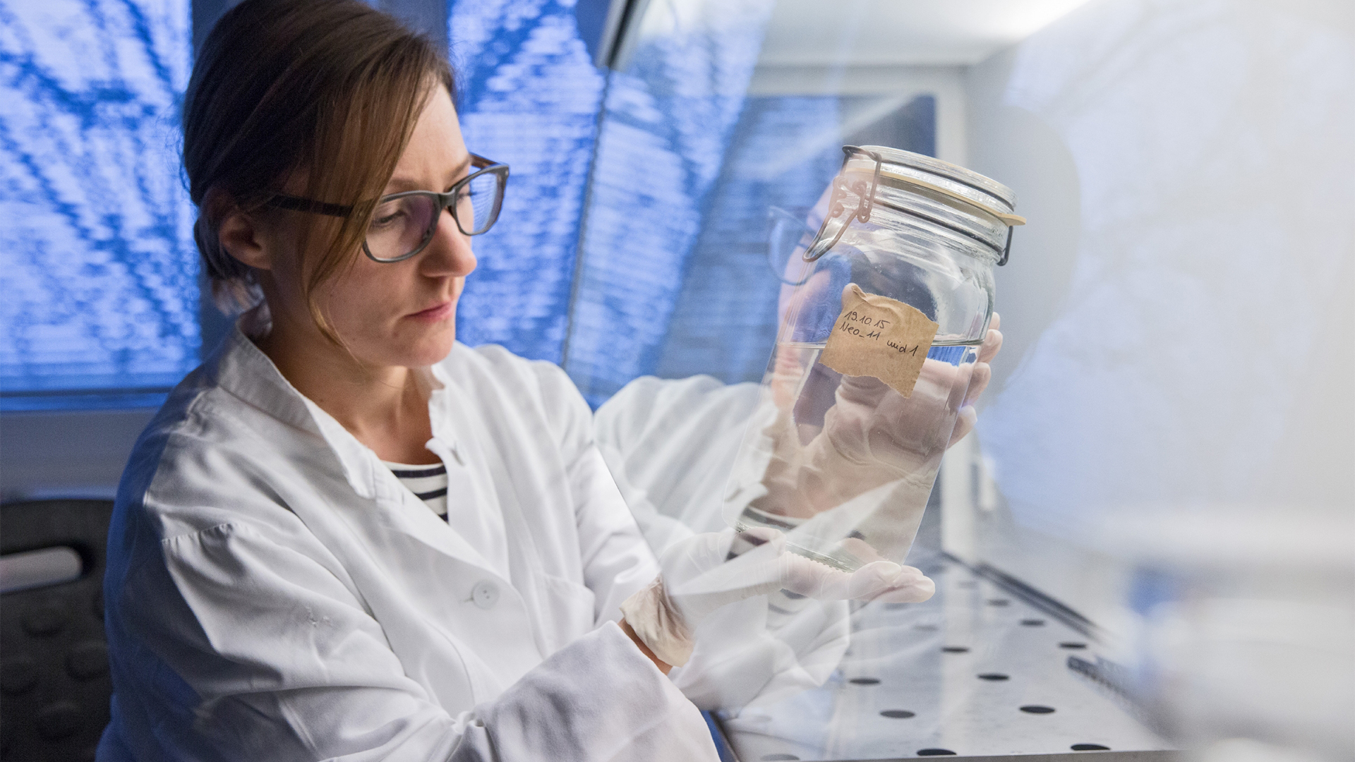 AWI-Mitarbeiterin untersucht im Labor am AWI Helgoland eine Meerwasserprobe nach Mikroplastikpartikel | Alfred-Wegener-Institut /Tristan
