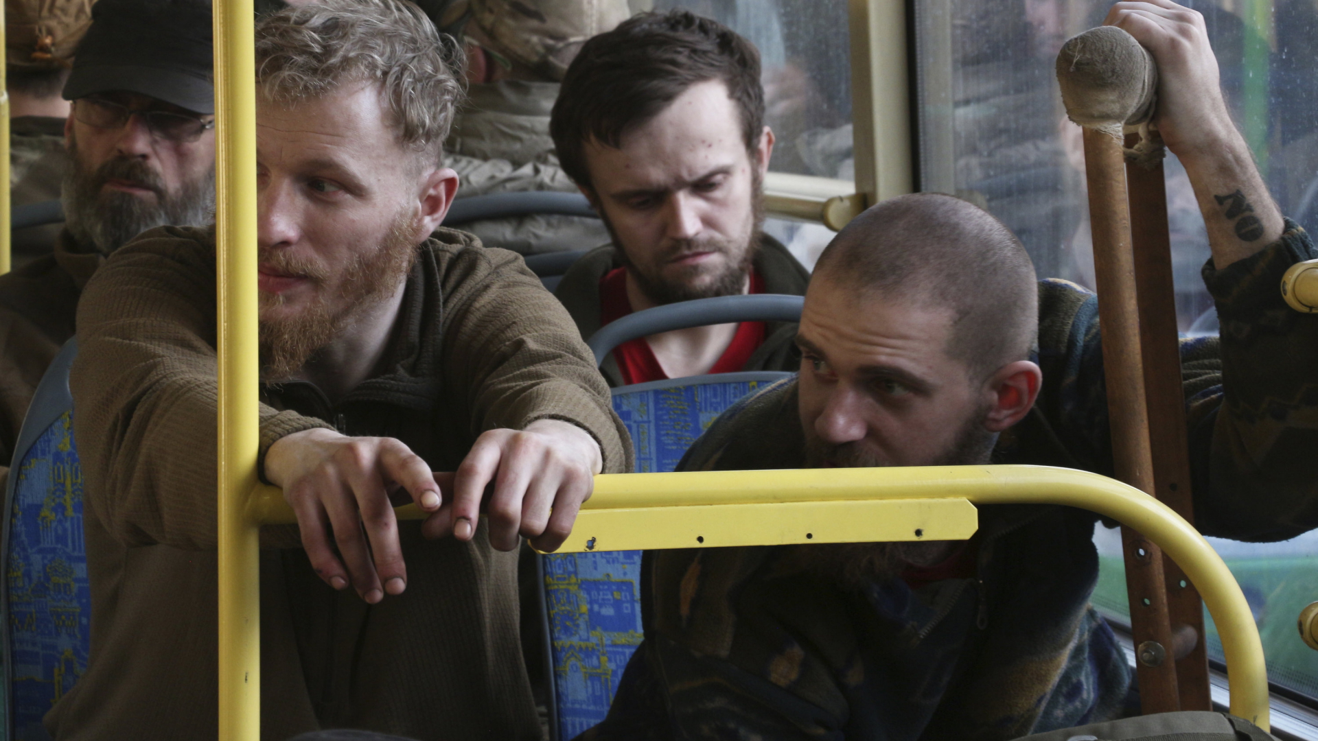 Ukrainische Soldaten sitzen in einem Bus, nach dem sie sich ergeben haben | AP