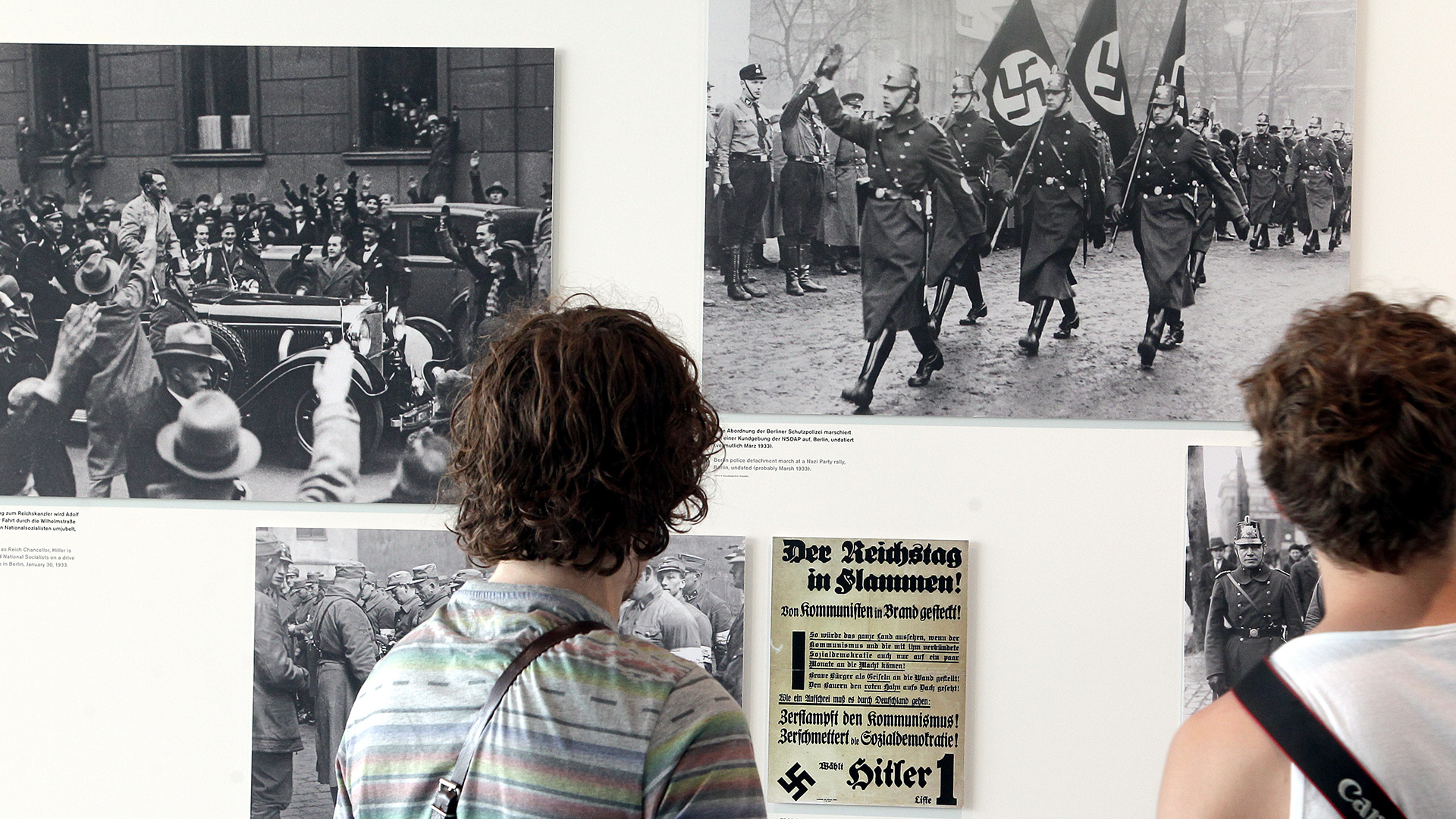 Jugendliche betrachten in der Ausstellung "Topografie des Terrors" in Berlin Fotografien der NS-Zeit. | picture alliance / dpa