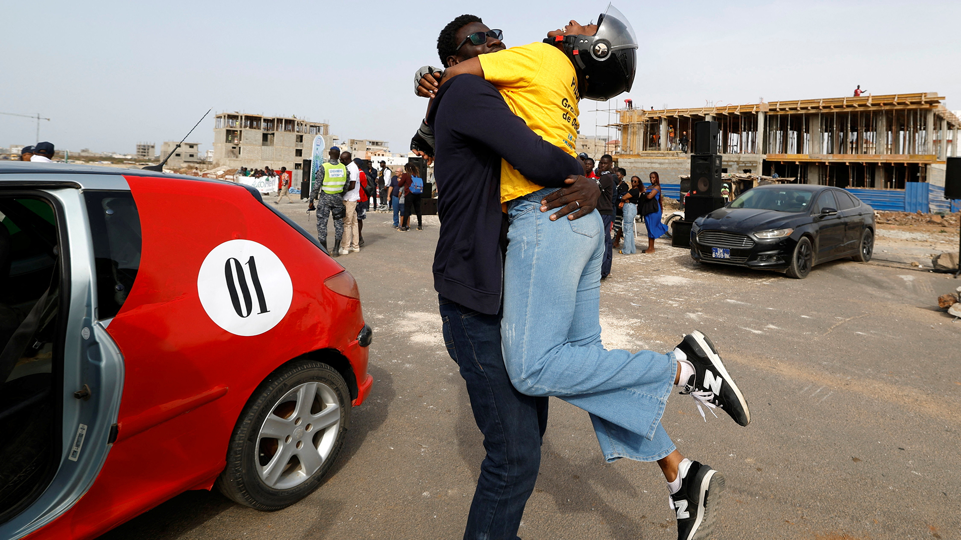 Fatumata Bah feiert ihren Sieg während des ersten Grand Prix von Dakar auf der Startbahn des alten Flughafens in Dakar (Senegal). | REUTERS