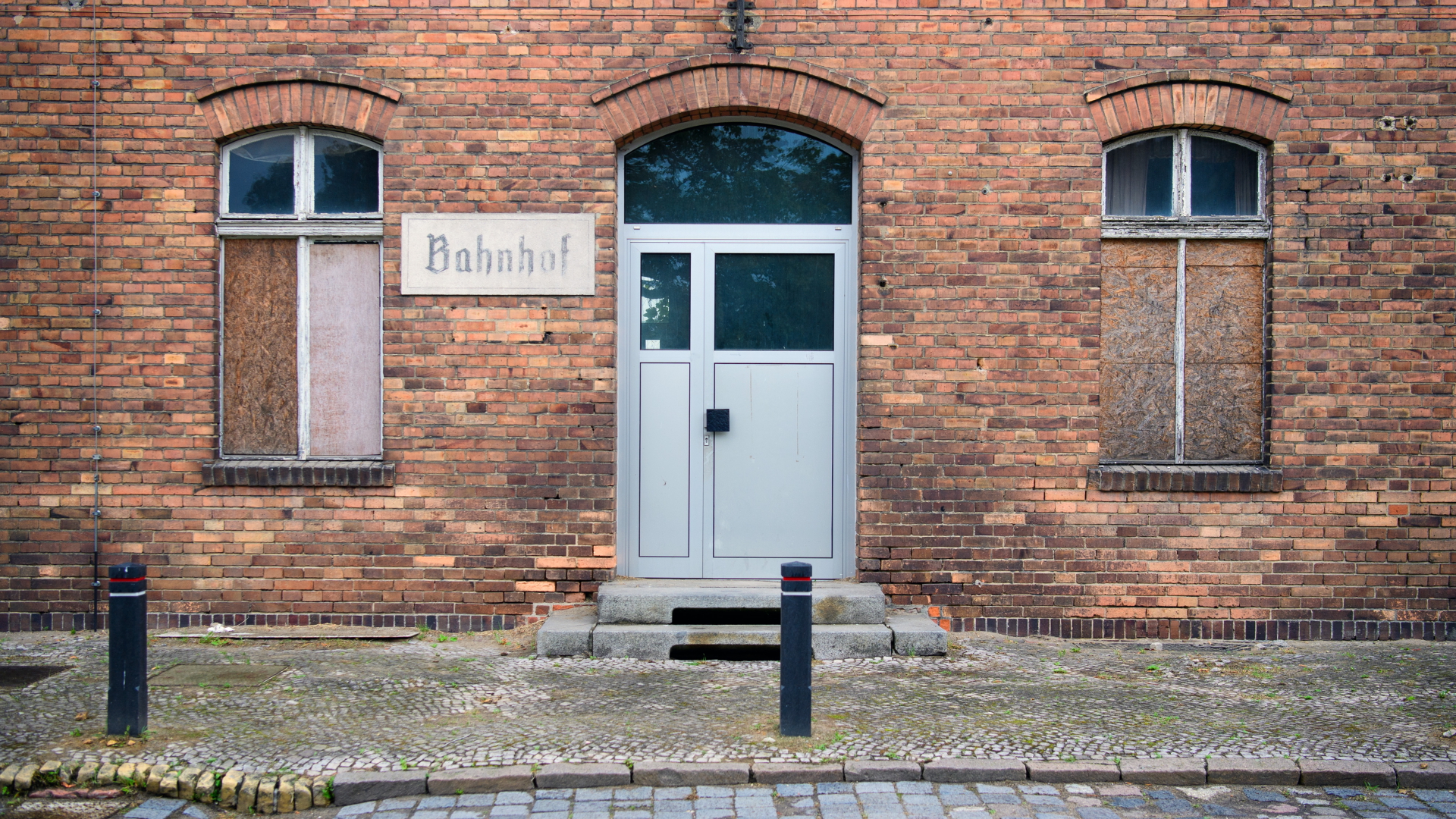 Das verlassene Bahnhofsgebäude in Golßen in Brandenburg hat die DB 2019 verkauft. | dpa