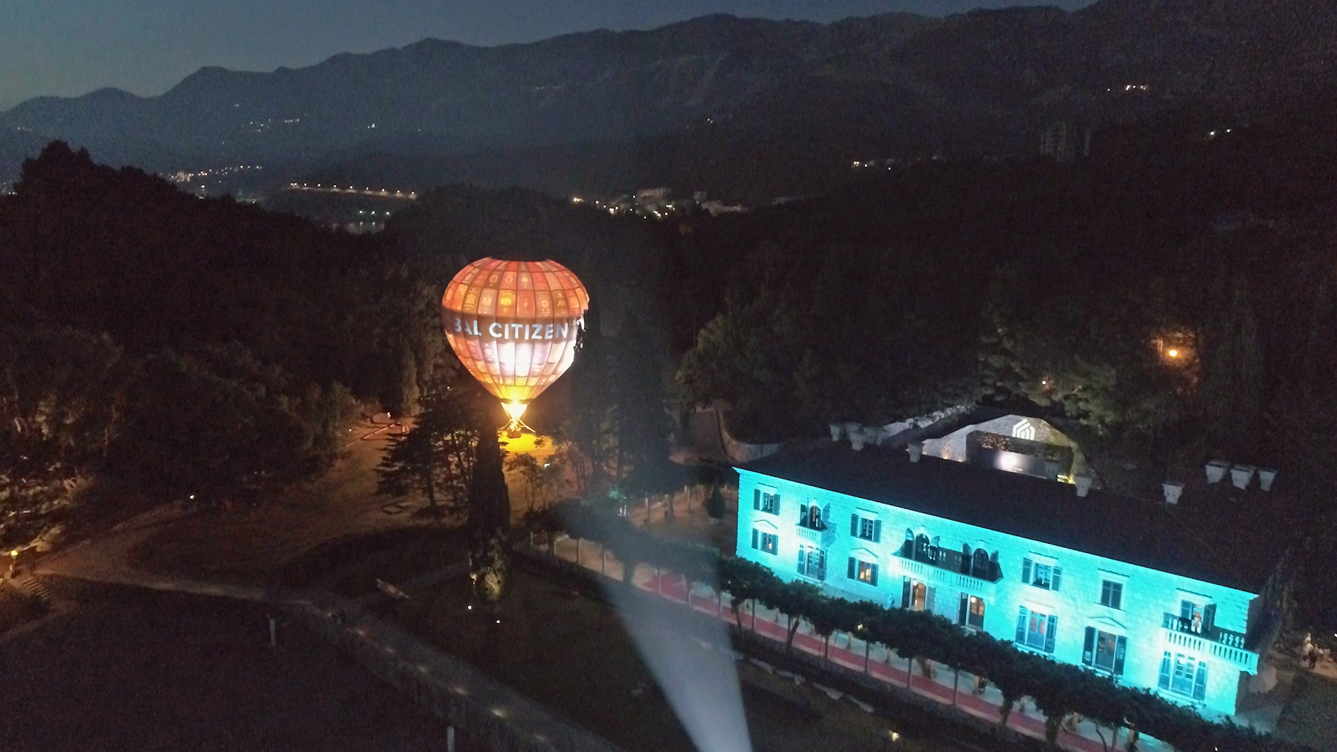 Ein Ballon wird hell erleuchtet | NDR
