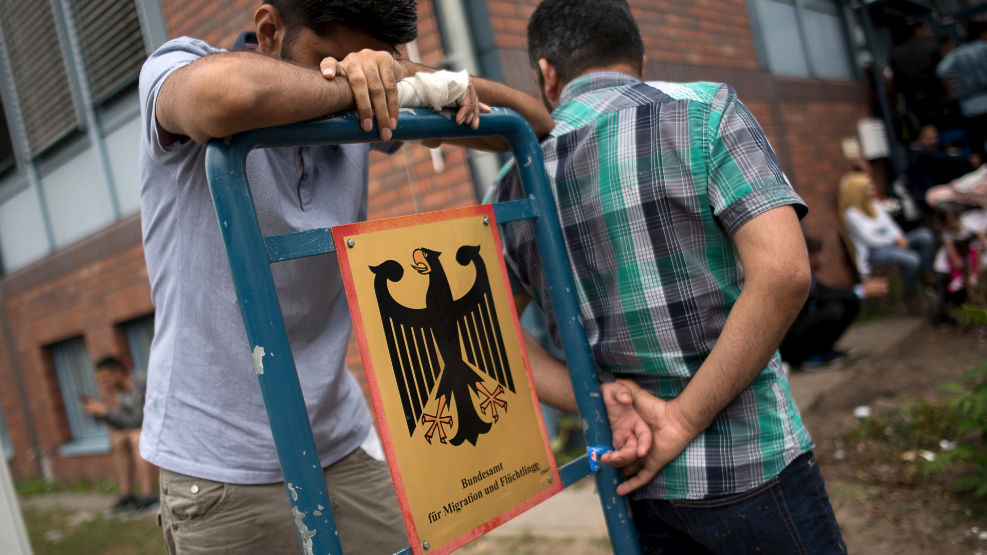 Asylbewerber vor dem Bundesamt für Migration und Flüchtlinge in Berlin-Spandau. | REUTERS