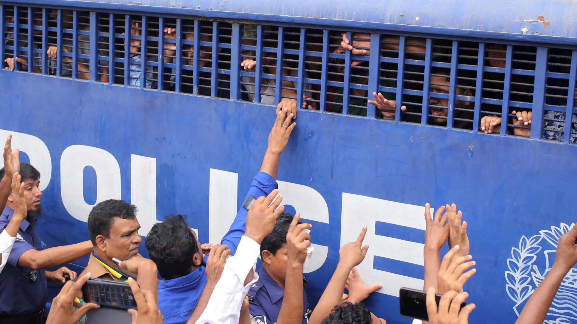 Die Täter werden nach der Urteilsverkündung in einem großen Polizeiwagen weggefahren. | REUTERS