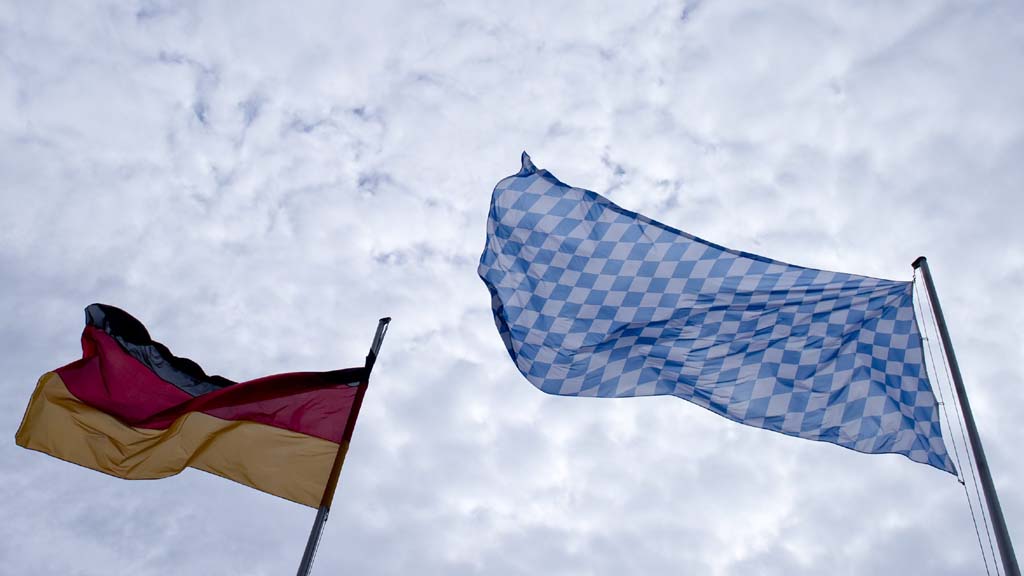 Eine deutsche und eine bayerische Fahne | null