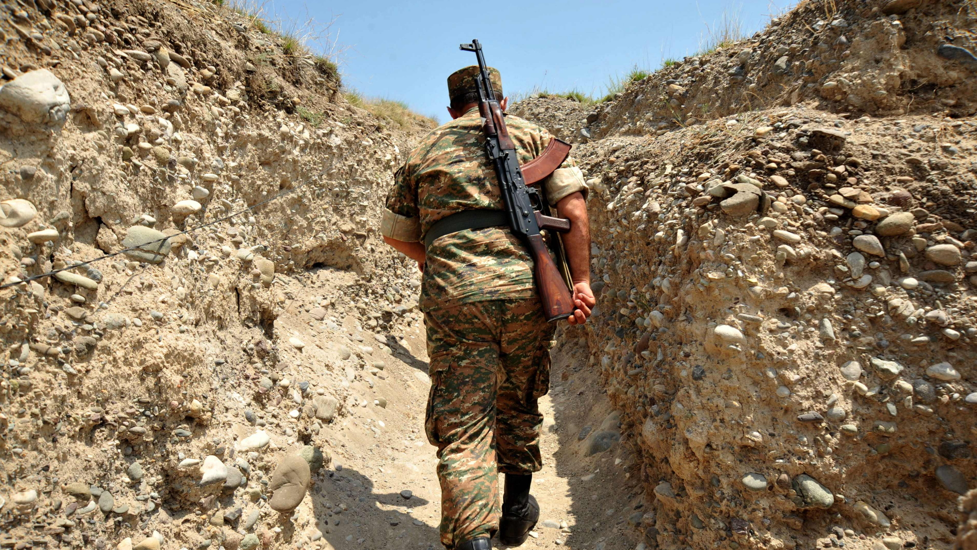 Ein armenischer Soldat schreitet eine Frontlinie von Berg-Karabach ab (Archivbild). | AFP