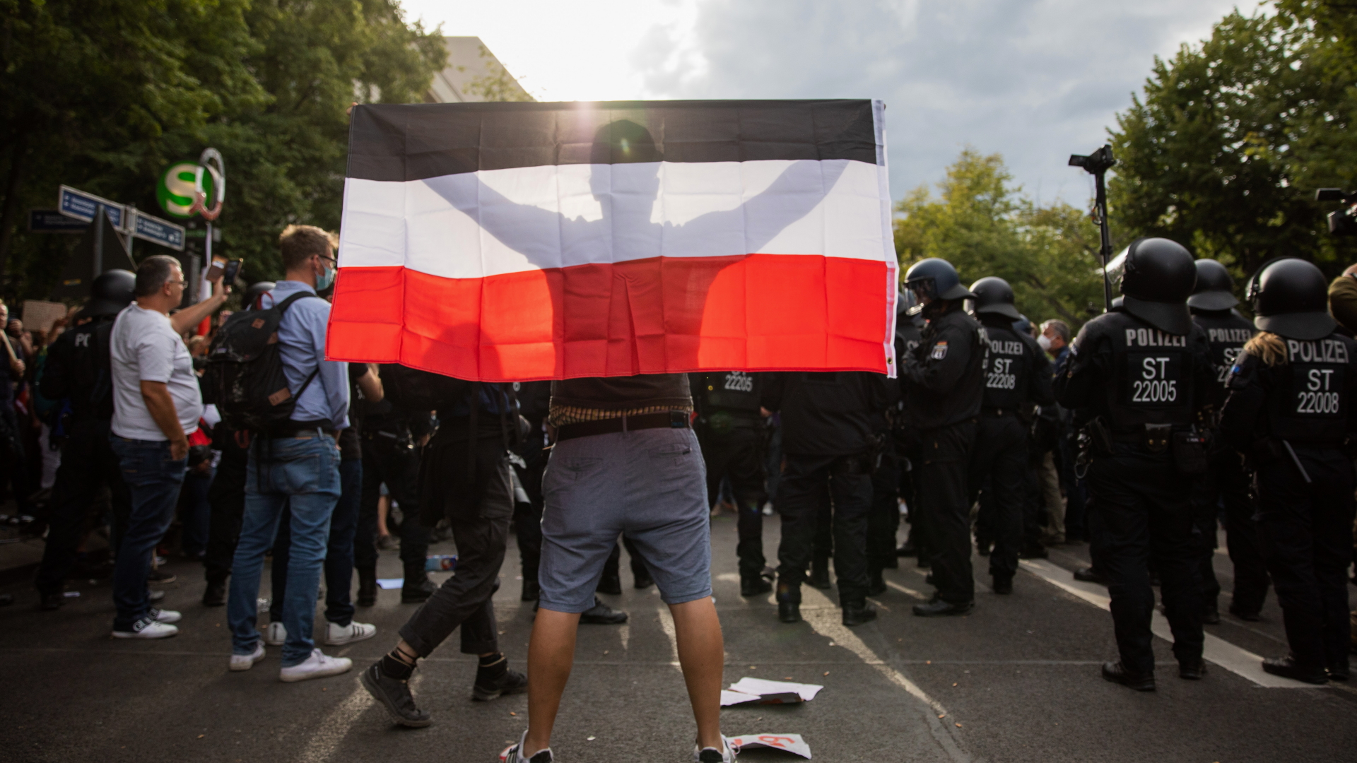 Mann mit Reichsflagge vor der russischen Botschaft in Berlin | dpa