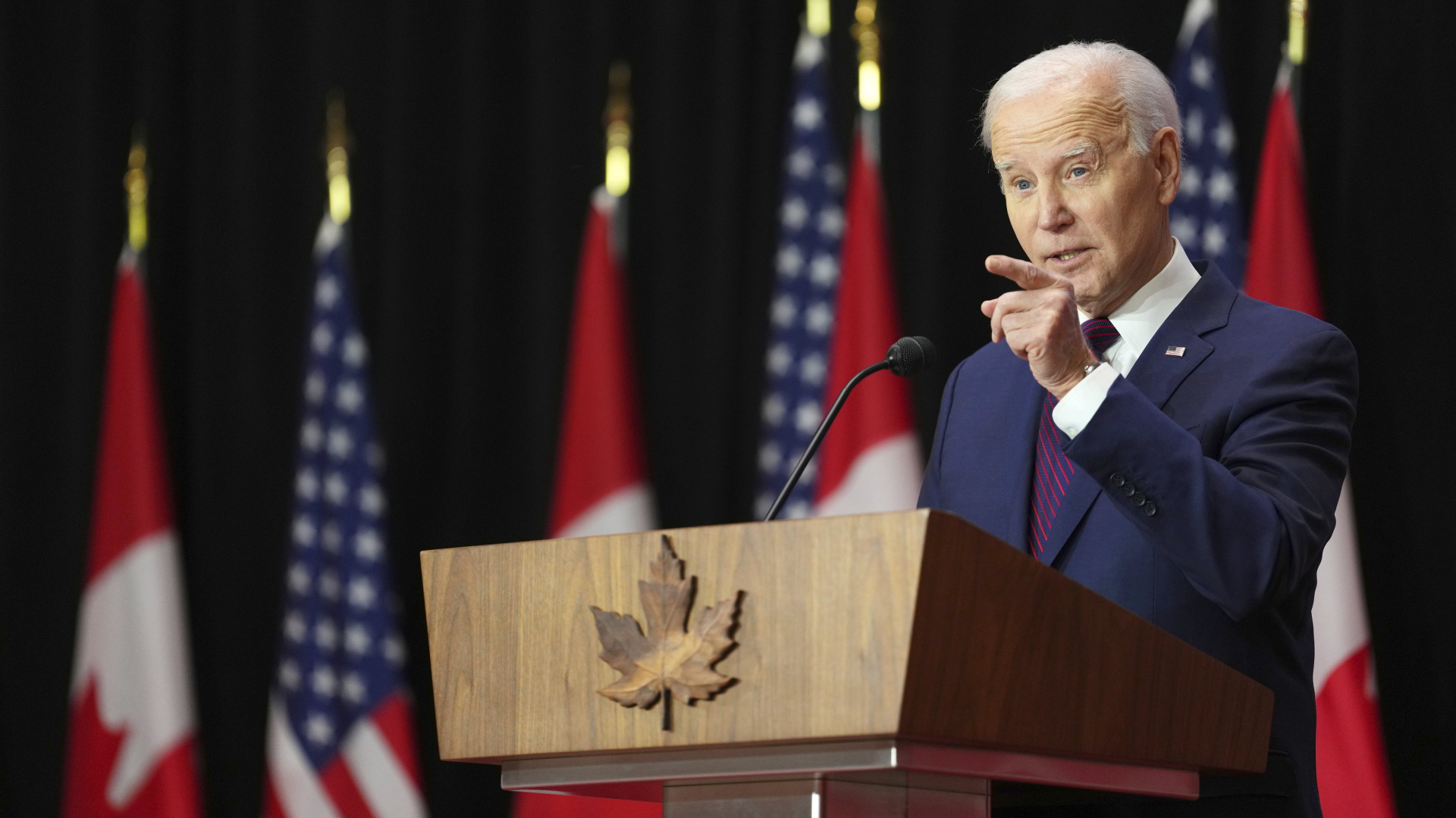 Joe Biden spricht während eines Besuchs in Kanada auf einer Pressekonferenz mit Reportern. | AP