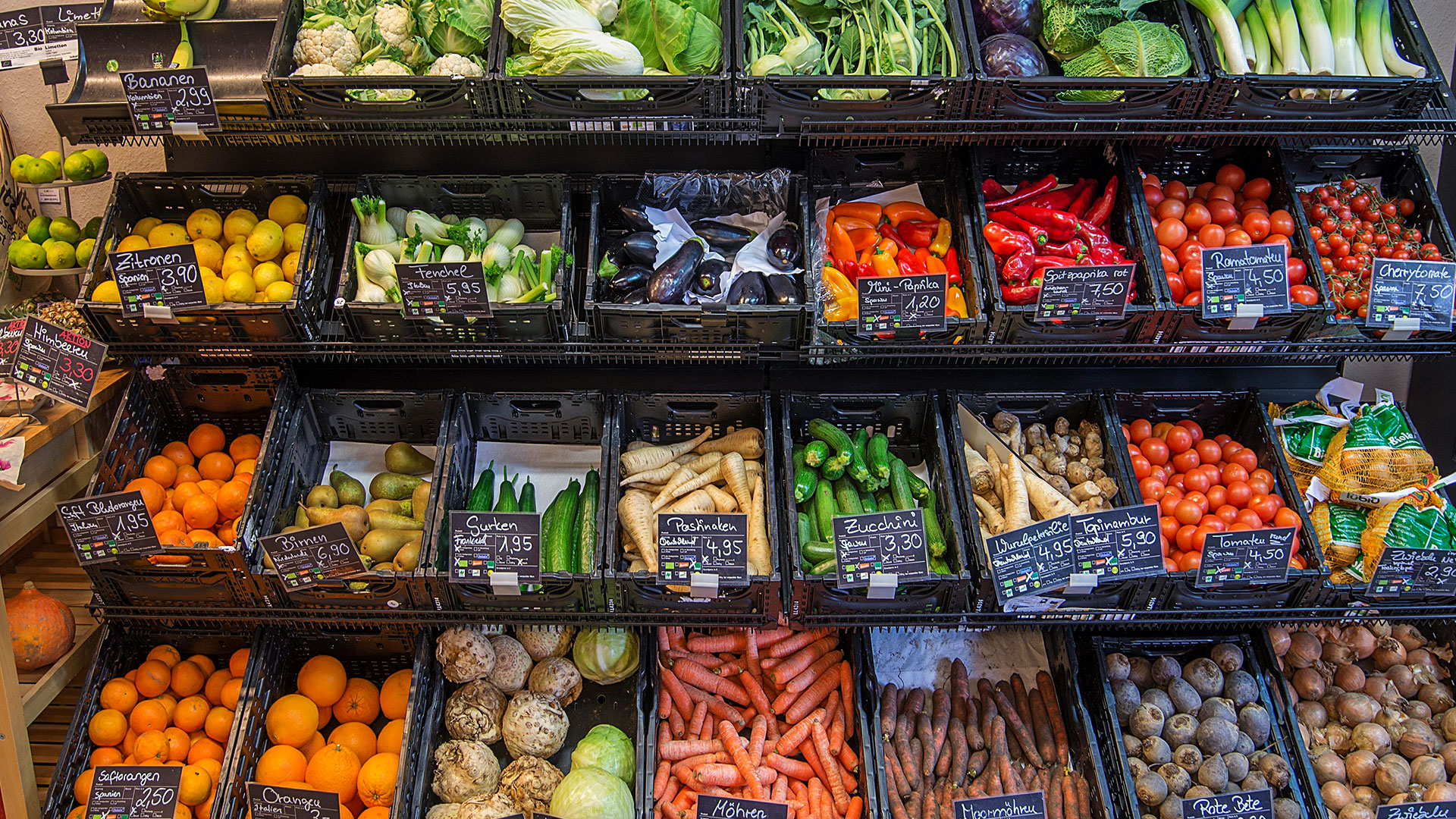 Frisches Gemüse in Angebotskisten in einem Biomarkt | dpa