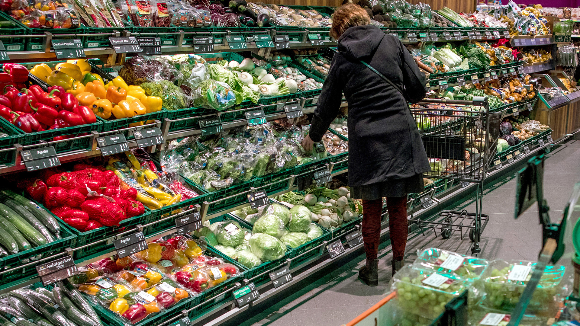 Gemüseabteilung in einem Supermarkt | dpa