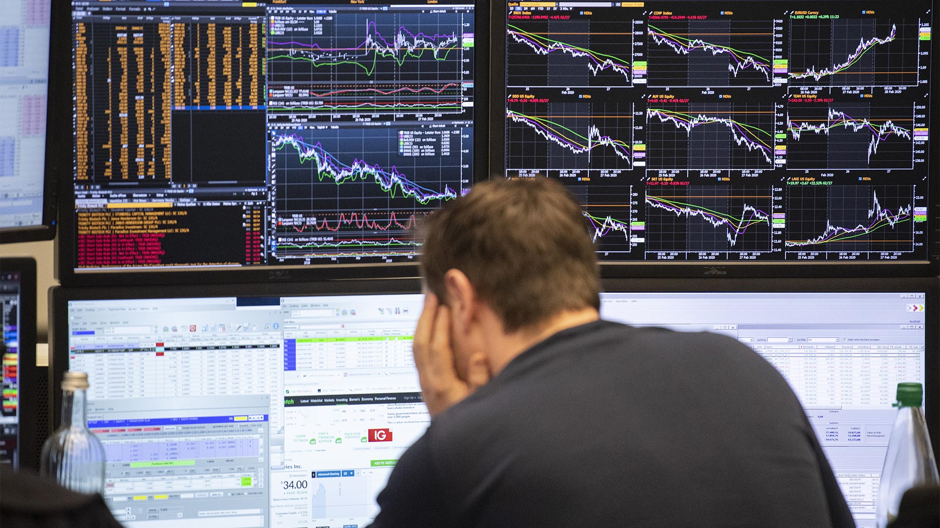 Ein Börsenhändler an der Börse Frankfurt blickt auf seine Monitore.  | picture alliance/dpa