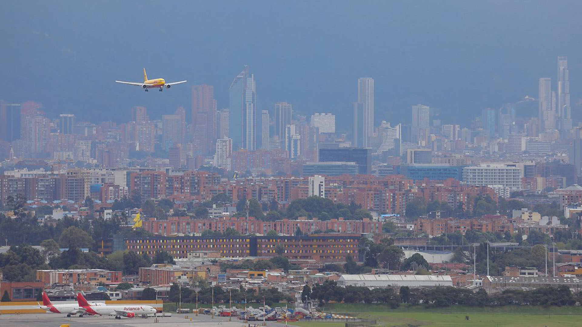 Ein Flugzeug fliegt auf Bogota zu. | picture alliance/dpa/colprensa