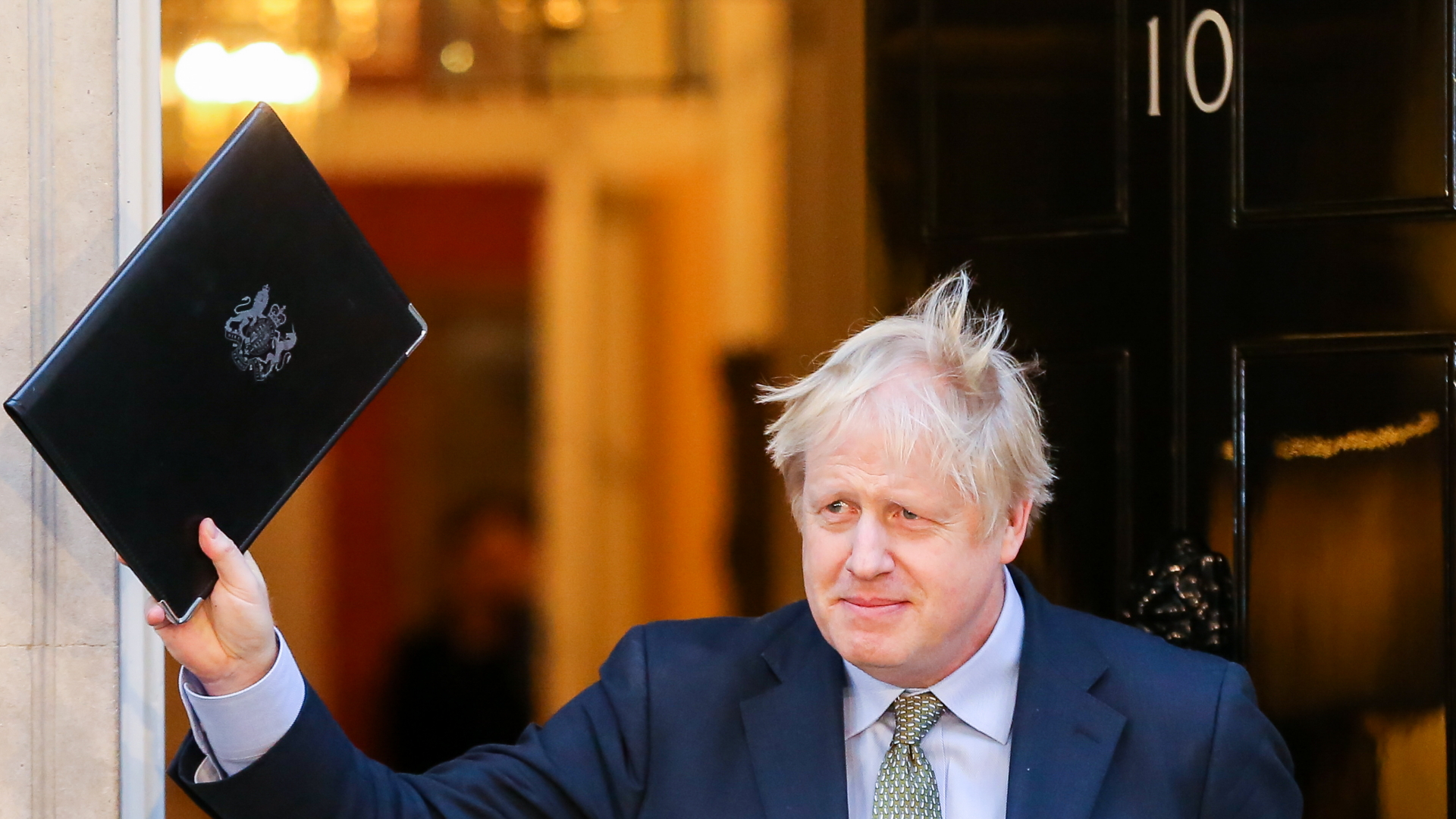 Boris Johnson, Premierminister von Großbritannien, winkt den Journalisten zu, nachdem er vor 10 Downing Street eine Erklärung abgegeben hat. | dpa
