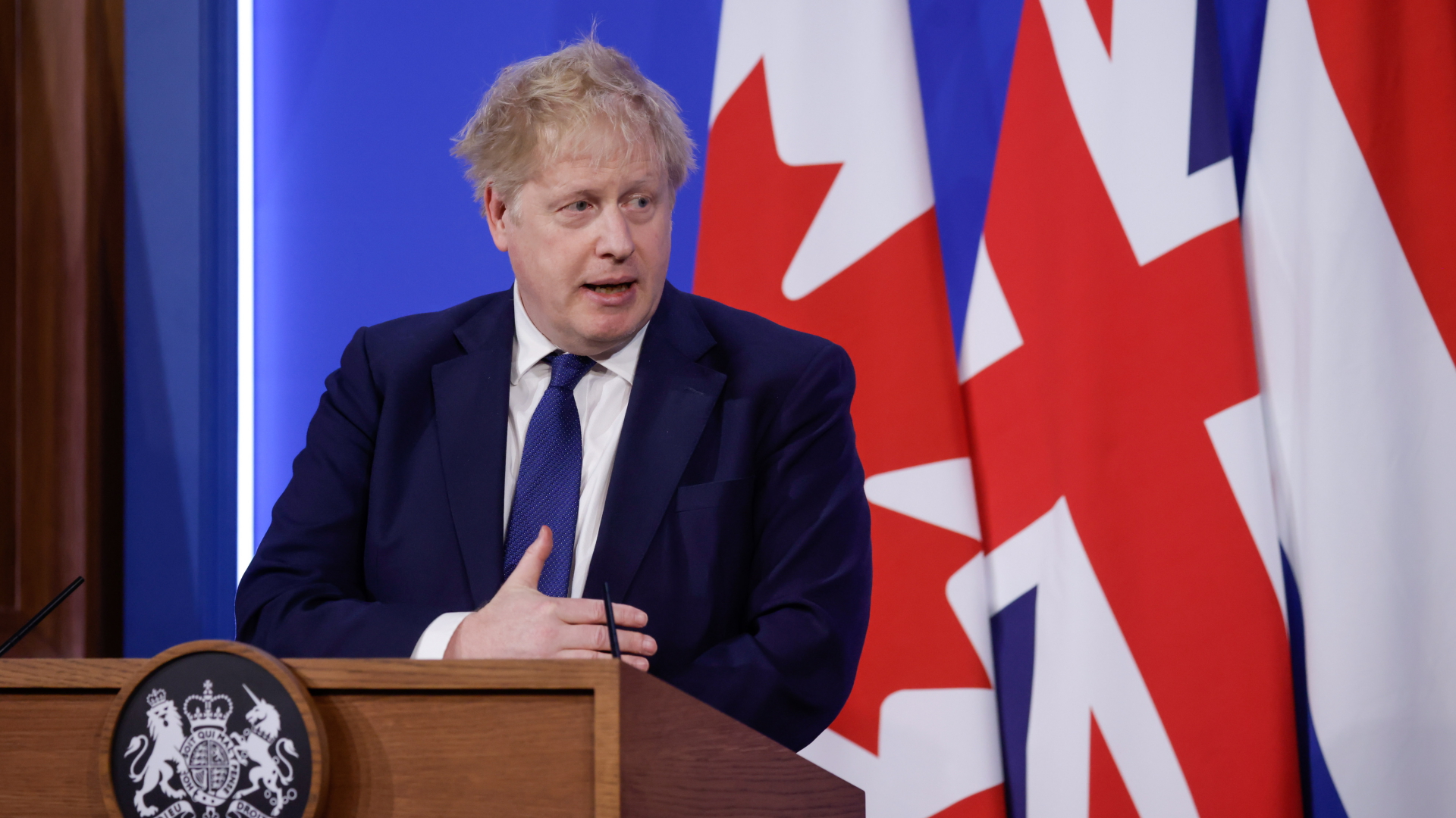 Boris Johnson steht bei einer Pressekonferenz in London an einem Rednerpult. | EPA