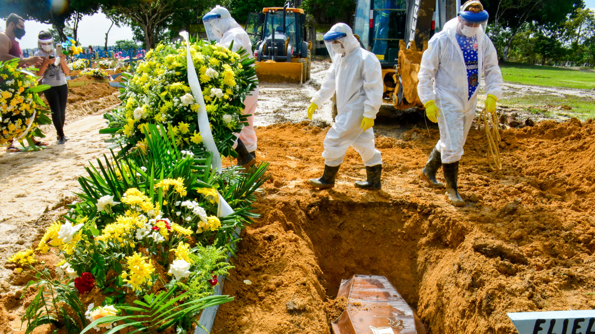 Beerdigung von Covid-Toten auf dem Friedhof von Taruma in Brasilien | dpa