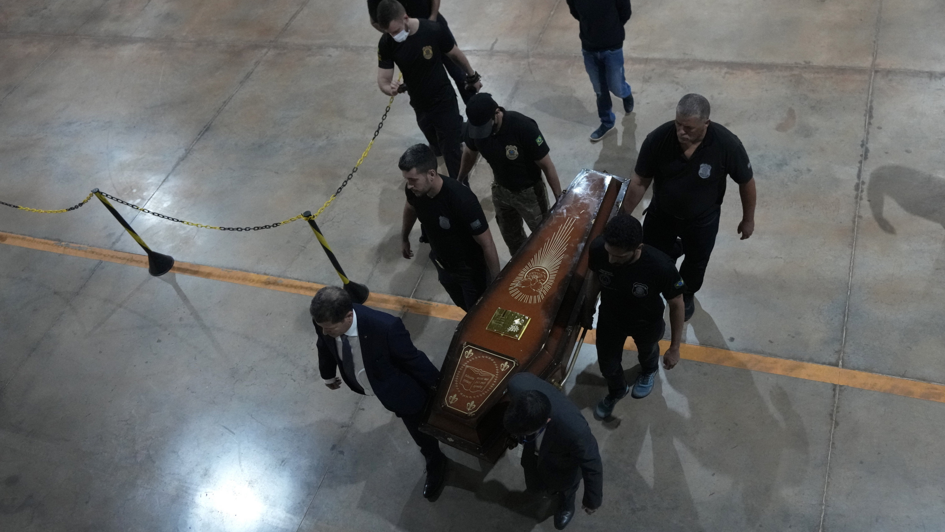 Brasilianische Behörden tragen den Leichnam des britischen Journalisten Dom Phillips in einem Sarg. | AP