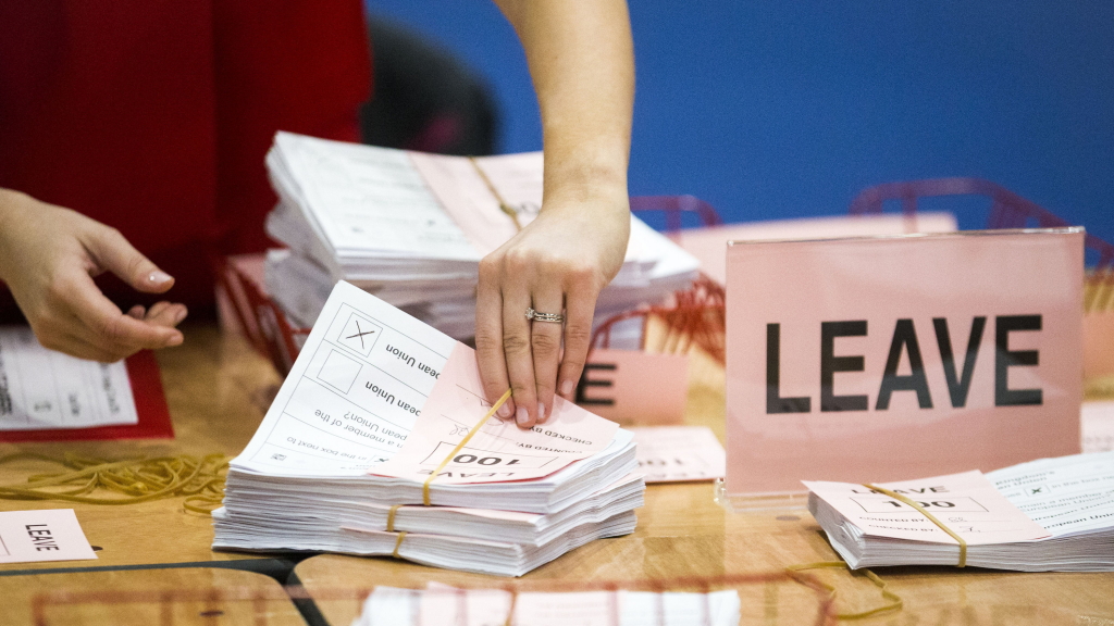 Auf einem Tisch stapeln sich die Wahlzettel mit Stimmen für den EU-Austritt.