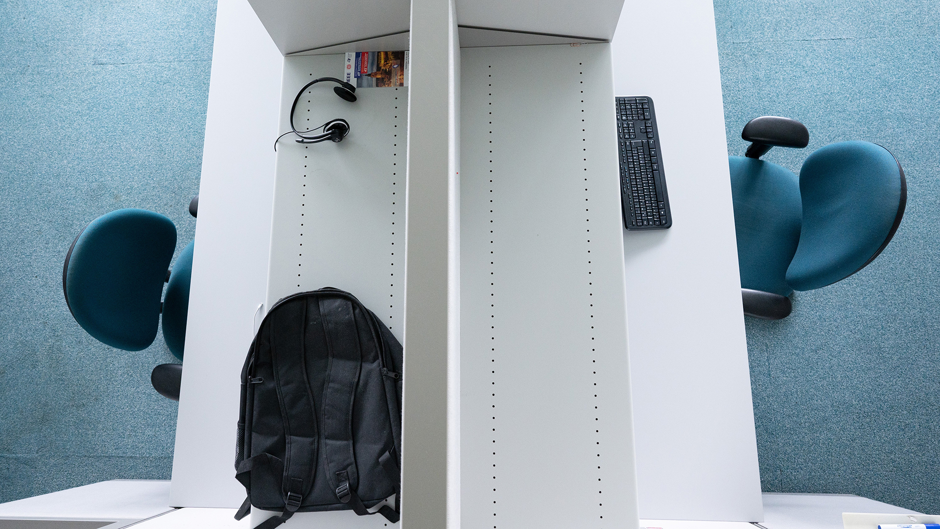 Leere Schreibtische stehen in einem Großraumbüro, | picture alliance/dpa/dpa-Zentral