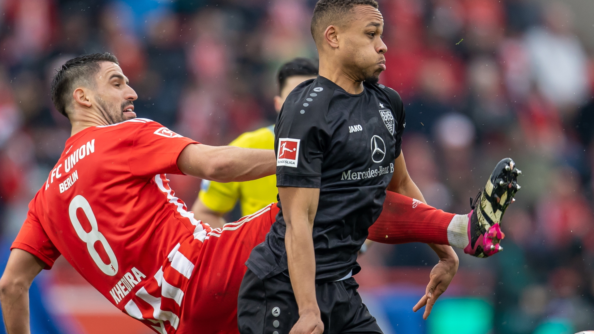 Rani Khedira von Union Berlin (links) kämpft gegen Nikolas Nartey vom VfB Stuttgart um den Ball. | dpa