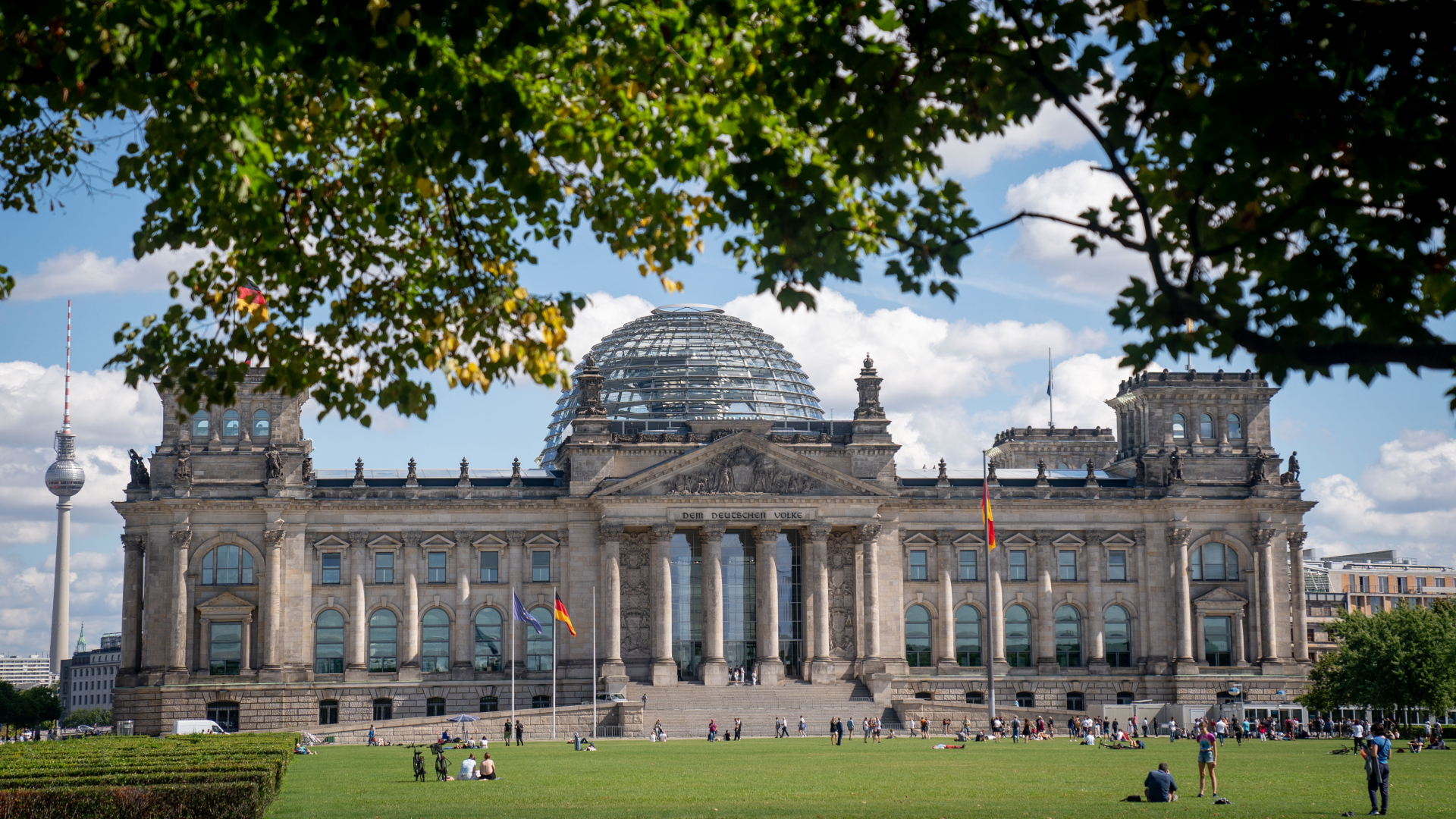 Das Reichstagsgebäude mit dem Bundestag. | dpa
