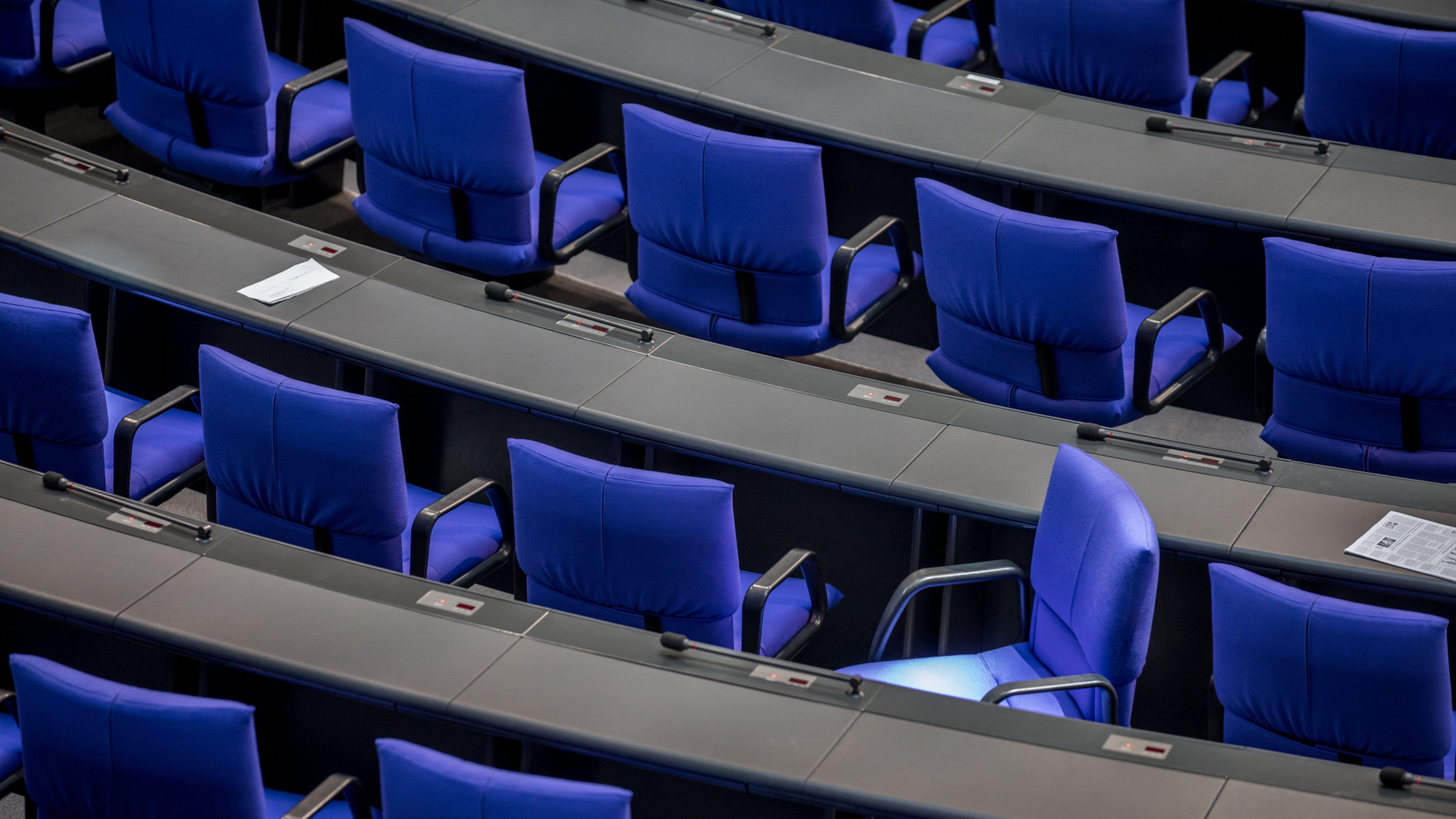 Leere Sitze im Bundestag | dpa