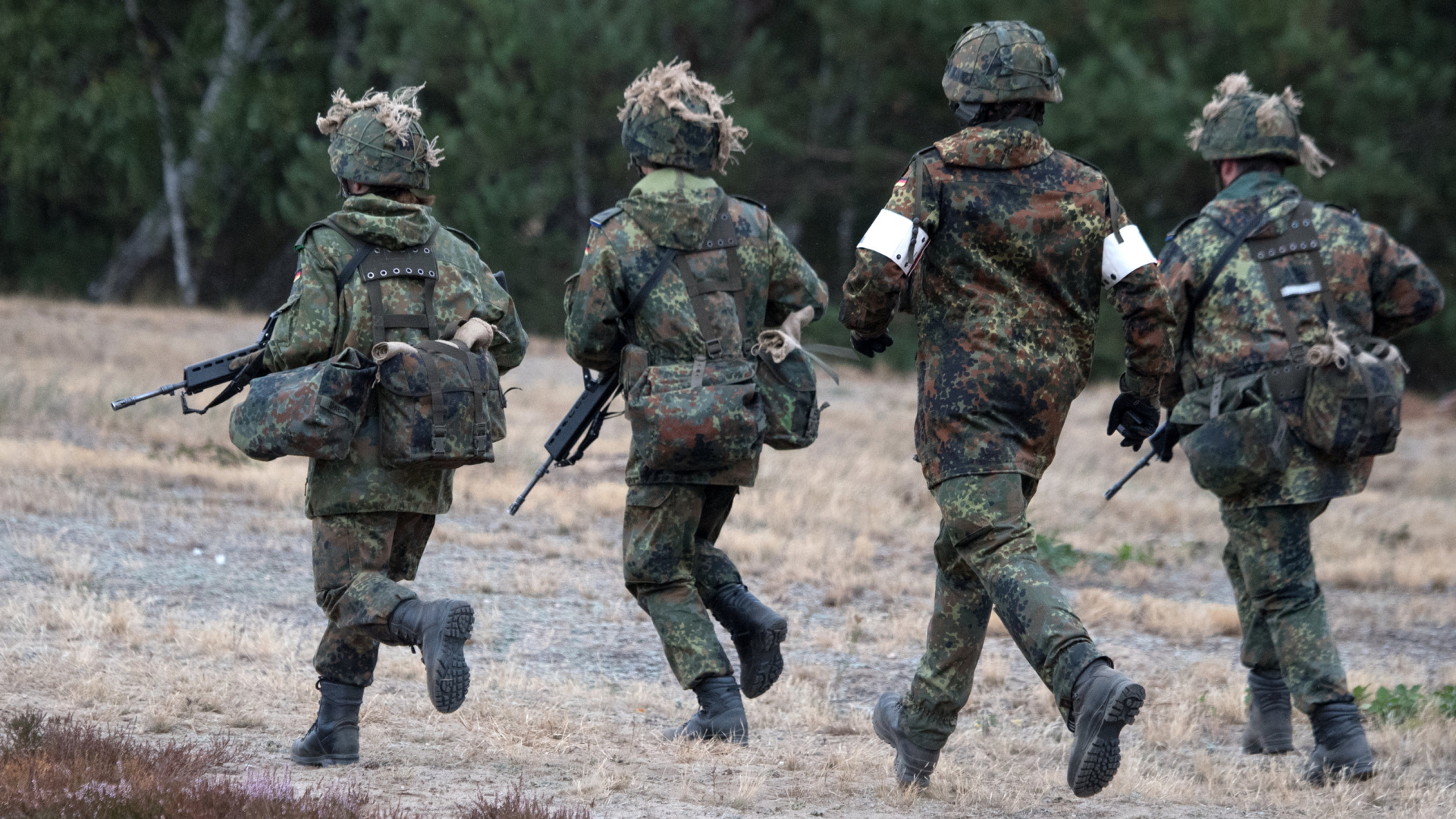 Soldaten der Bundeswehr auf den Truppenübungsplatz im brandenburgischen Lehnin. | dpa