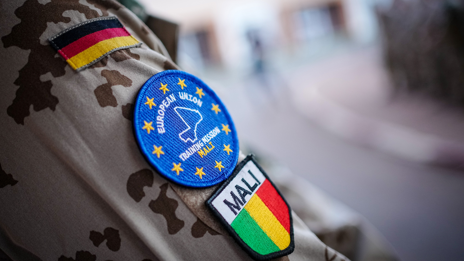 Abzeichen auf der Uniform eines Bundeswehrsoldaten der "European Union Training Mission Mali" (EUTM). | dpa