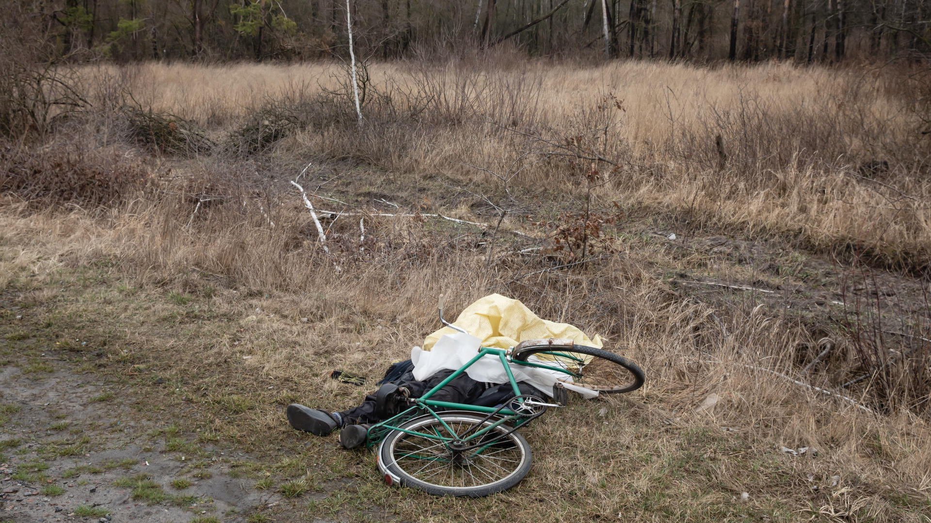 Der Leichnam eines Zivilisten liegt neben seinem Fahrrad auf einer Straße in der Nähe von Butscha | dpa