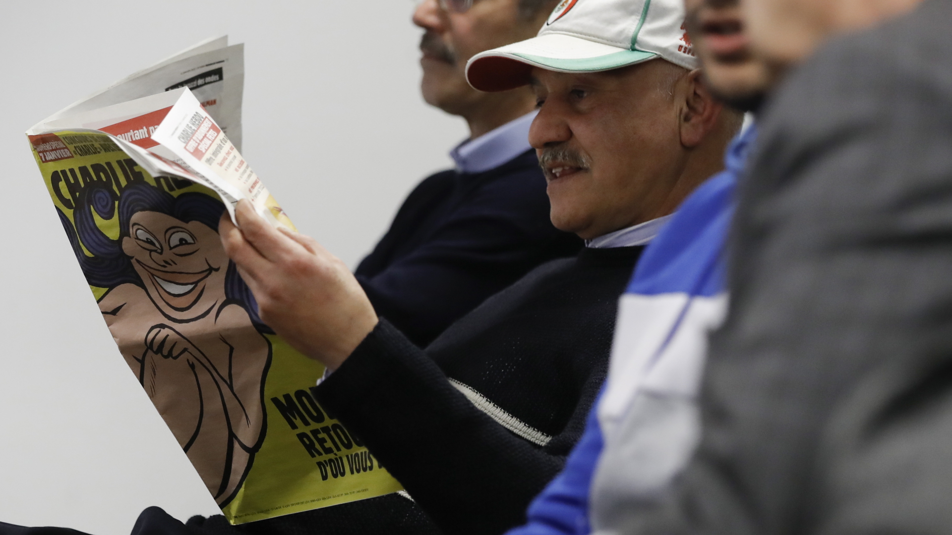 Ein Mitglied der iranischen Opposition liest die französische Zeitung "Charlie Hebdo" | EPA