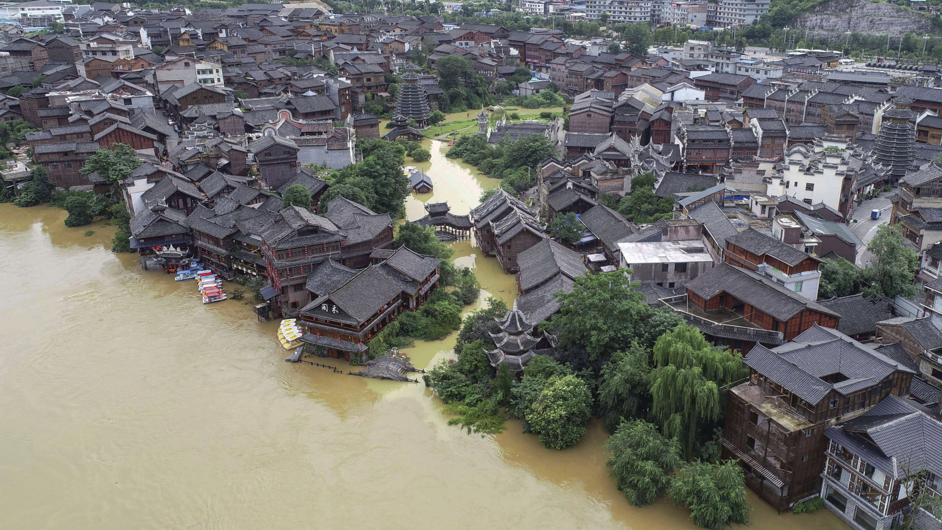 Ein Luftbild zeigt Überschwemmungen in der Stadt Xiasi in der chinesischen Provinz Guizhou. | AP