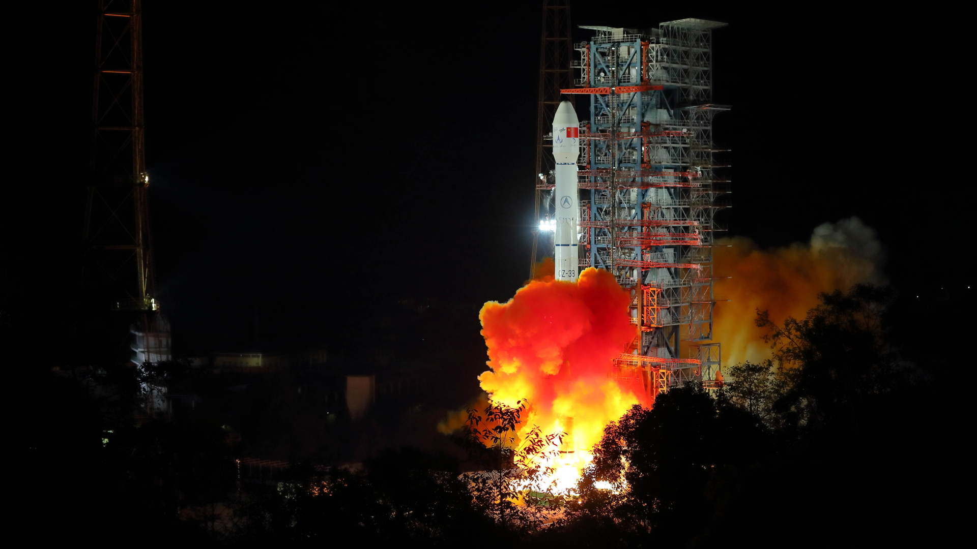 Eine chinesische Rakete mit der Mondsonde an Bord startet in der südwestchinesischen Provinz Sichuan. | dpa