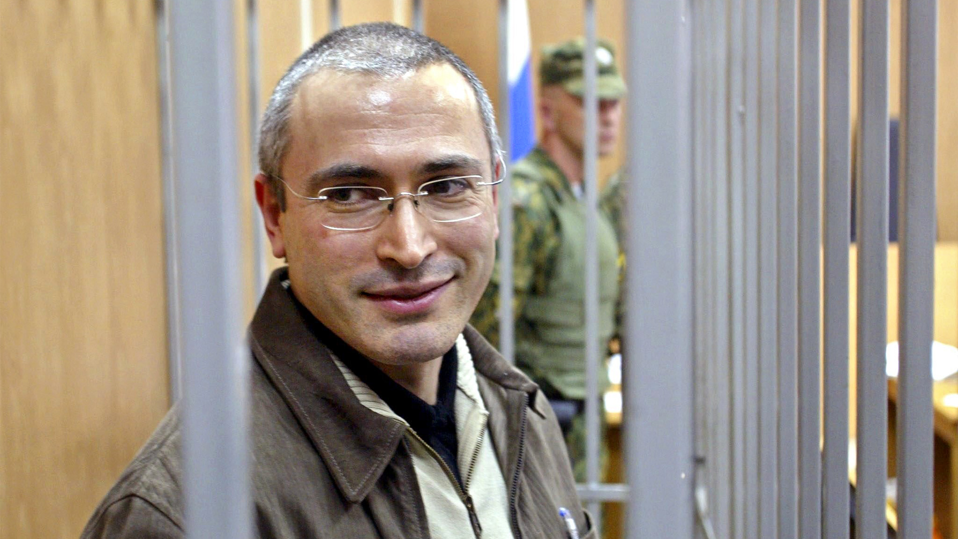 Michail Chodorkowski bei einem Gerichtstermin in Moskau (Bild vom 16.06.2004). | picture-alliance / dpa/dpaweb