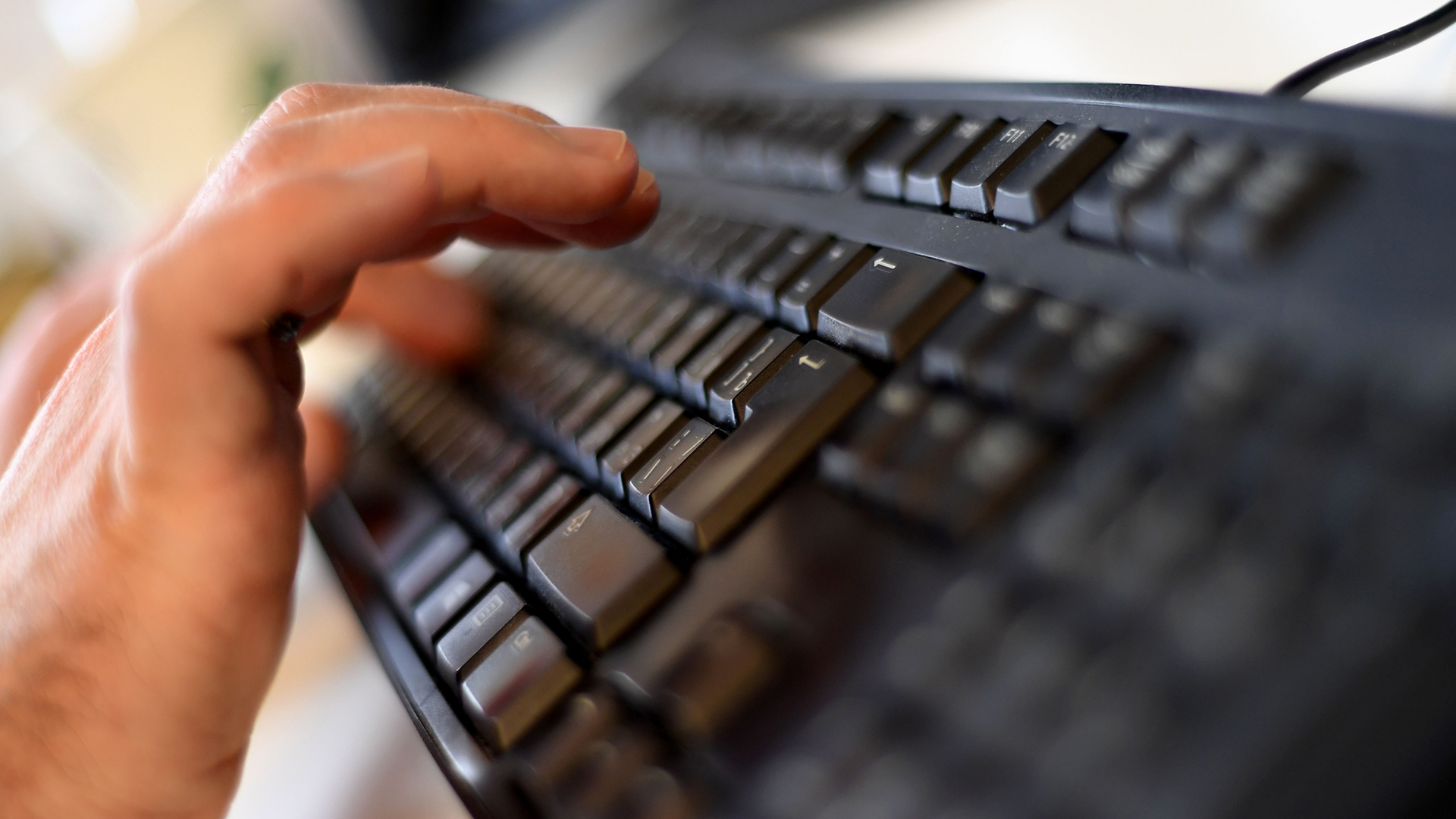 Eine Hand liegt auf einer Tastatur | AFP