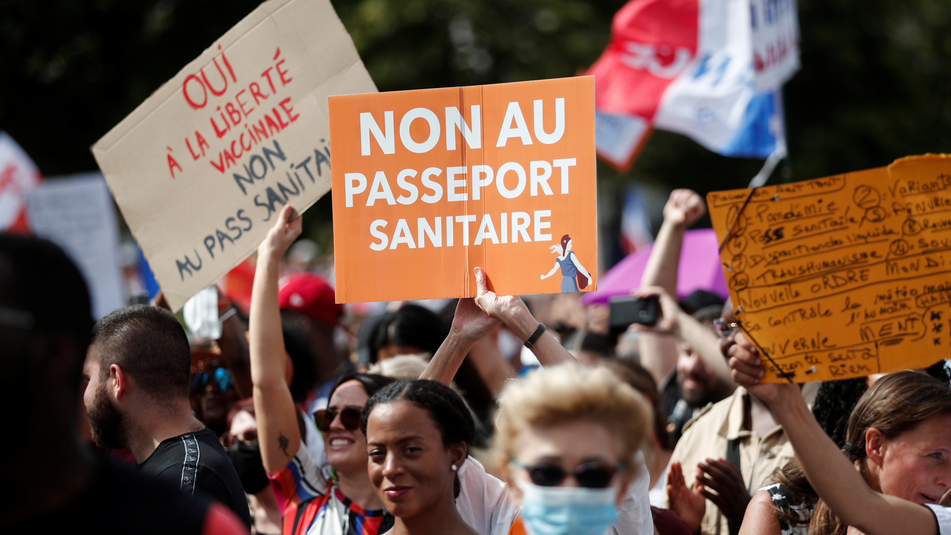 In Paris demonstrieren Menschen gegen den Corona-Gesundheitspass, den die französische Regierung einführen will. | REUTERS