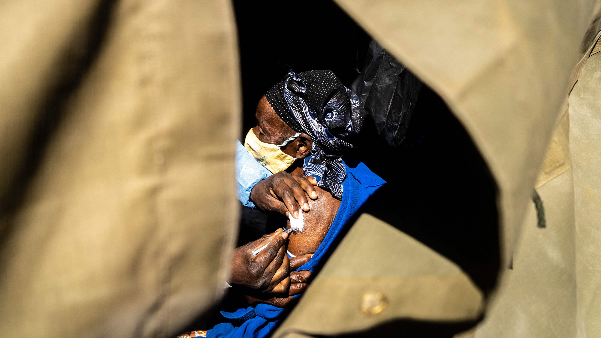 Eine Frau erhält eine Impfung gegen Covid-19 in einem mobilen Impfzelt in Simbabwe. | AFP