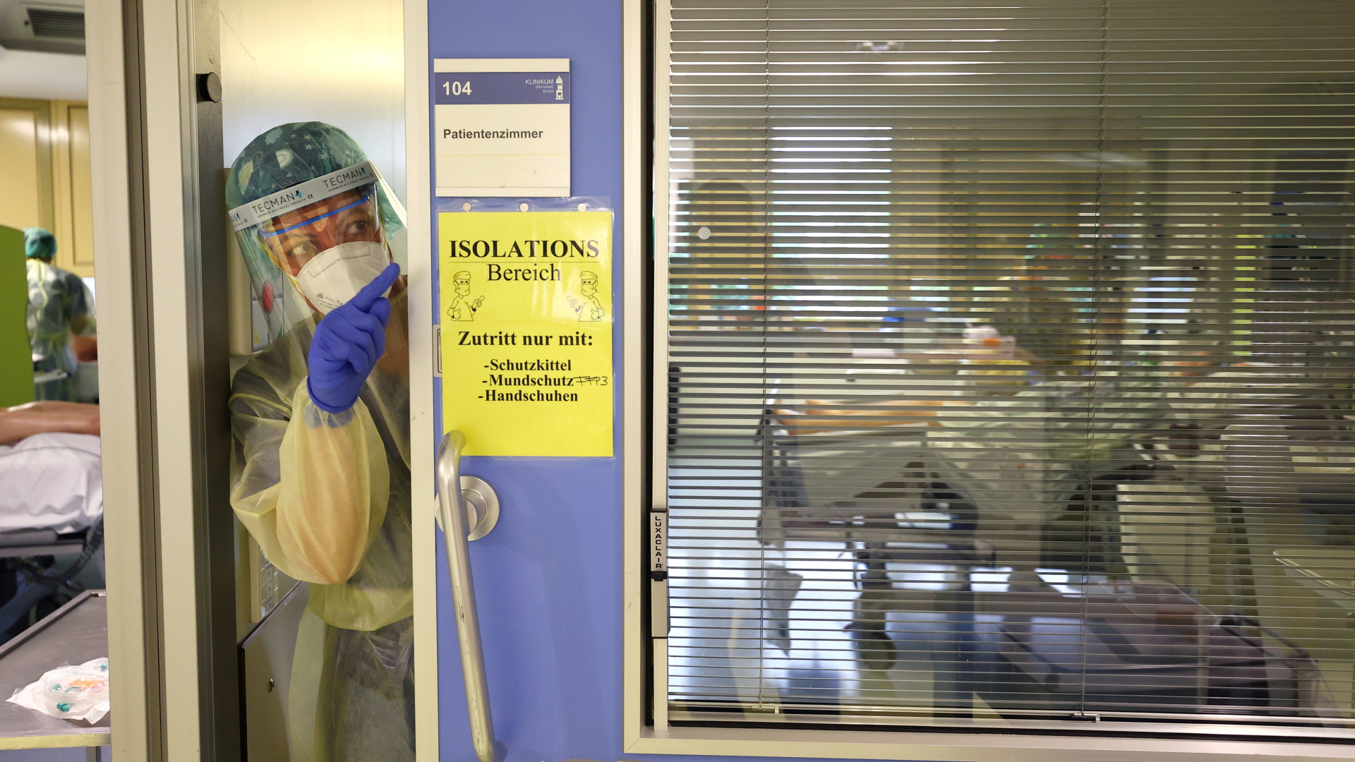 Medizinische Personal in einem Isolationsraum auf der Intensivstation Klinikums Darmstadt | REUTERS