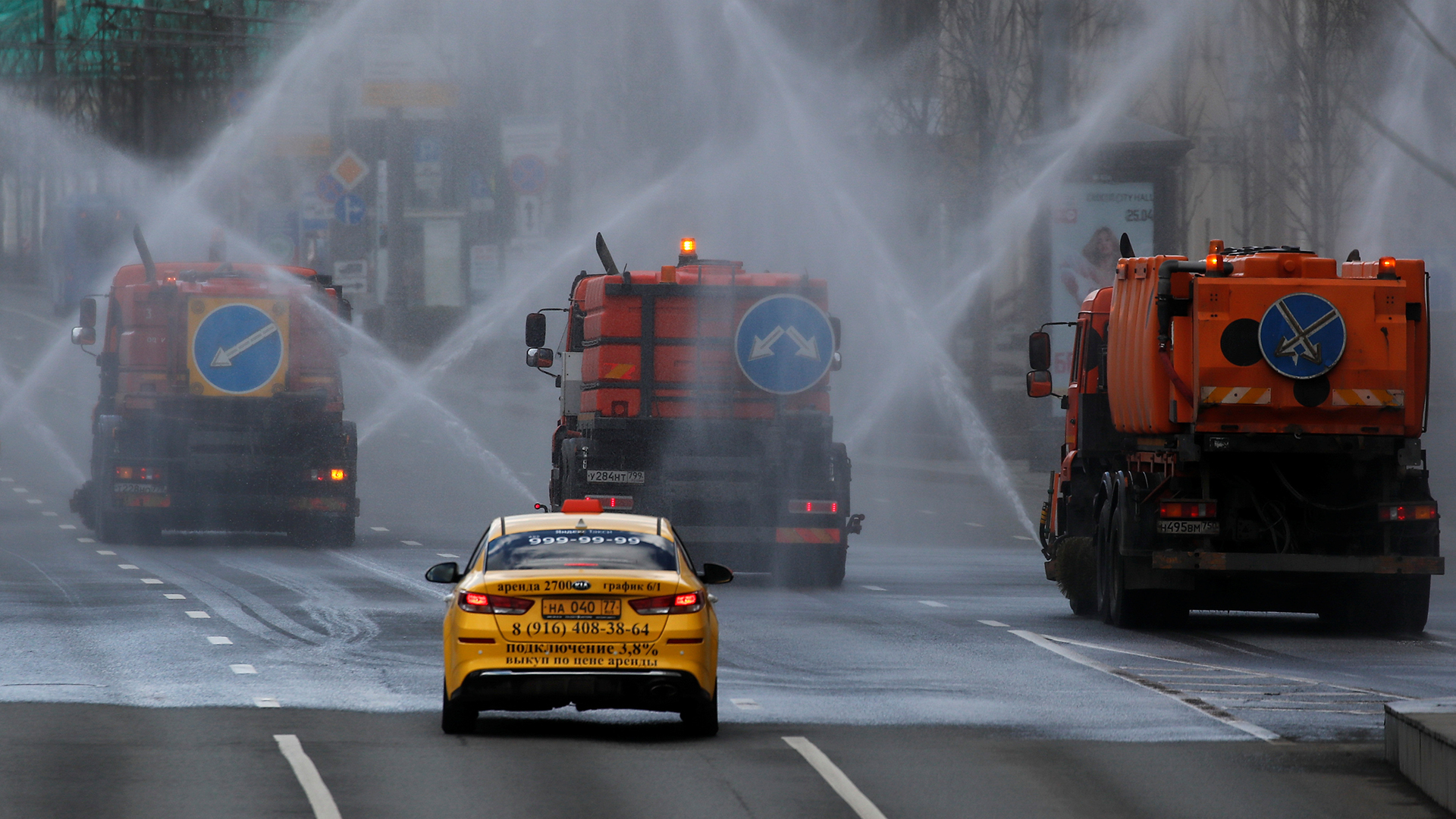 Fahrzeuge sprühen Desinfektionsmittel auf die Straßen Moskaus, um die Ausbreitung des Coronavirus zu stoppen. | REUTERS