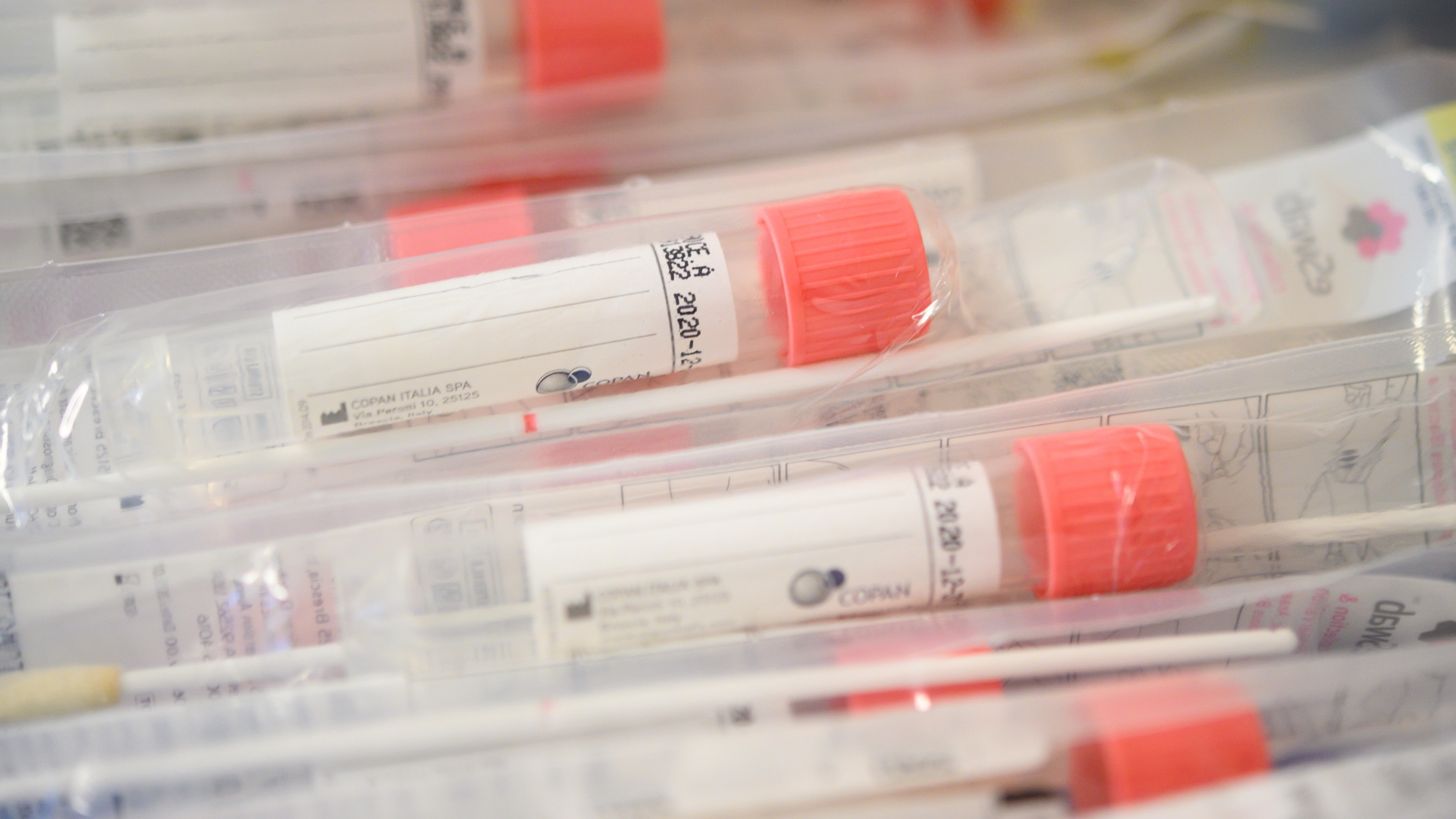 Röhrchen für einen Test auf das Virus SARS-CoV-2 liegen in der Corona-Ambulanz des Klinikums Stuttgart auf einem Tisch. | dpa