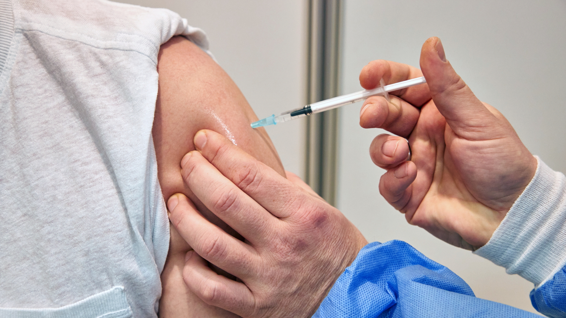 Ein Mann wird in einem Impfzentrum in Schleswig-Holstein gegen das Coronavirus geimpft | dpa