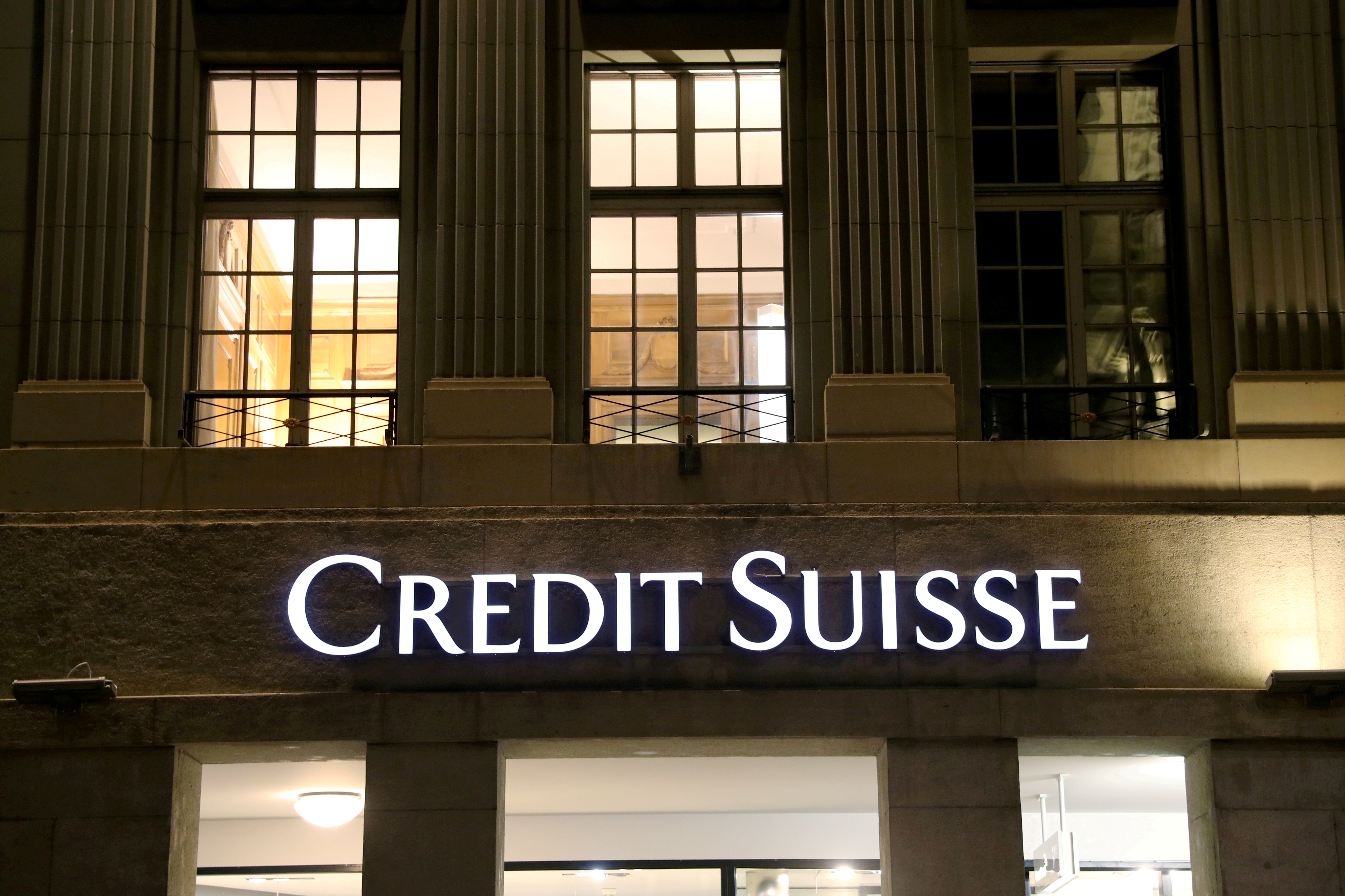 Schriftzug der Schweizer Großbank Credit Suisse ist an einem Gebäude angebracht | REUTERS