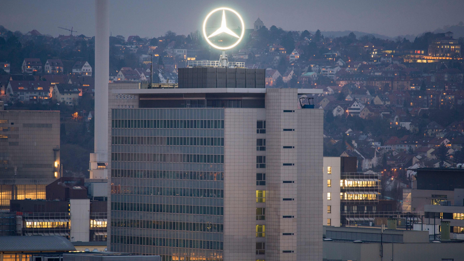 Blick auf den Mercedes-Stern auf der Firmenzentrale von Daimler in Stuttgart-Untertürkheim.  | AFP