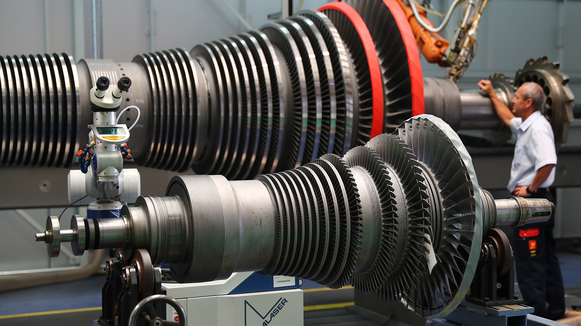 Eine offengelegte Dampfturbine liegt zur Wartung im Siemens-Werk für Dampfturbinen-Service. | dpa