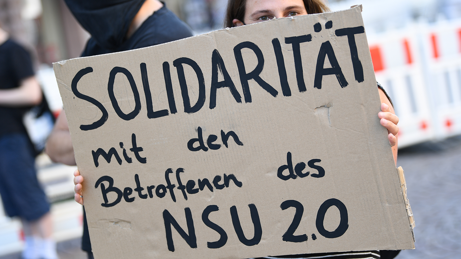 Ein Demonstrantin hält während einer Kundgebung in der Wiesbadener Innenstadt ein Plakat mit der Aufschrift "Solidarität mit den Betroffenen des NSU 2.0".  | dpa