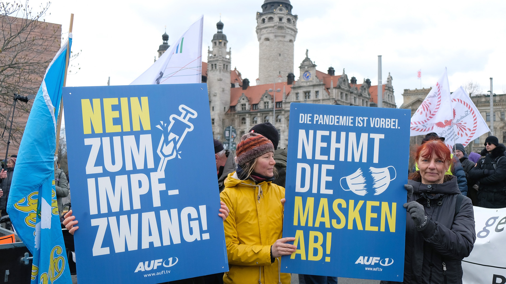 Teilnehmerinnen einer Demonstration von Gegnern der Coronamaßnahmen der Bundesregierung in Leipzig halten Schilder mit der Aufschrift "Nein zum Impfzwang" und "Nehmt die Masken ab". | picture alliance/dpa