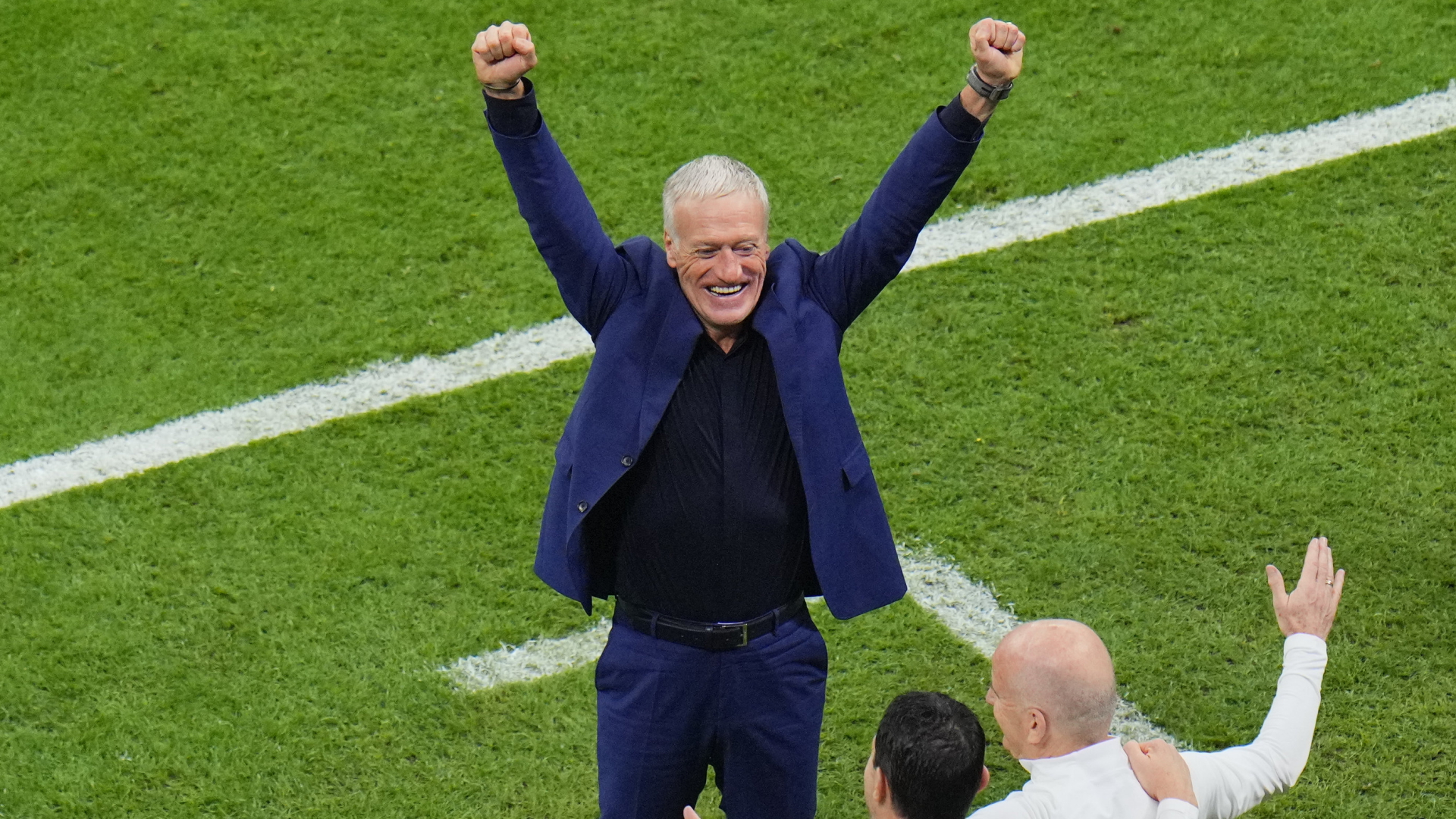 Frankreichs Fußball-Nationaltrainer Didier Deschamps jubelt nach dem Sieg über Marokko. | AP