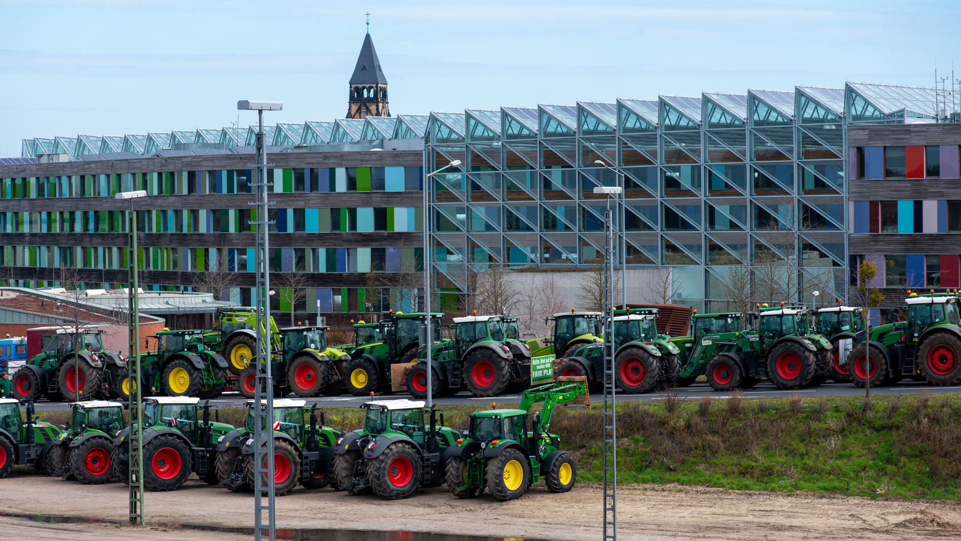 Traktoren stehen vor dem Umweltbundesamt in Dessau | dpa