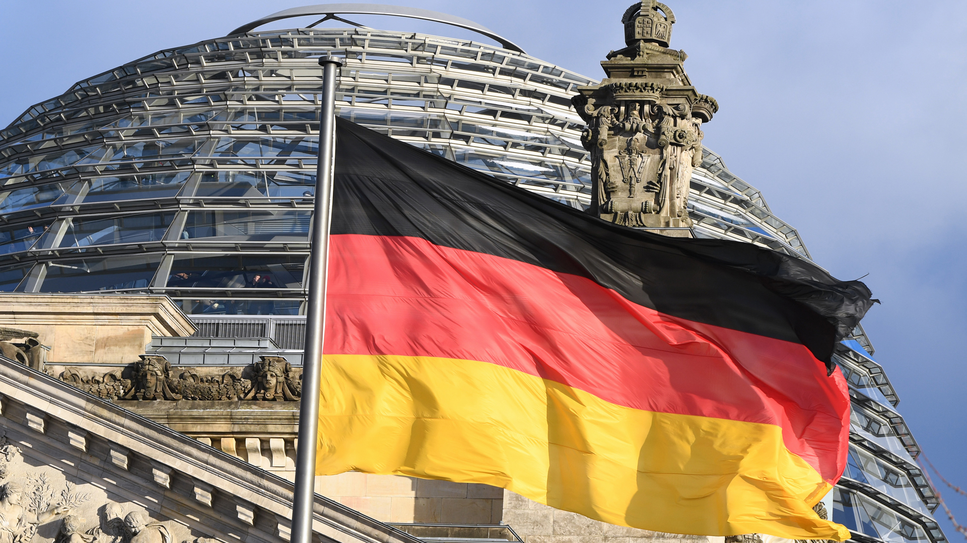Eine deutsche Flagge weht über dem Reichstagsgebäude in Berlin | picture alliance / Soeren Stache