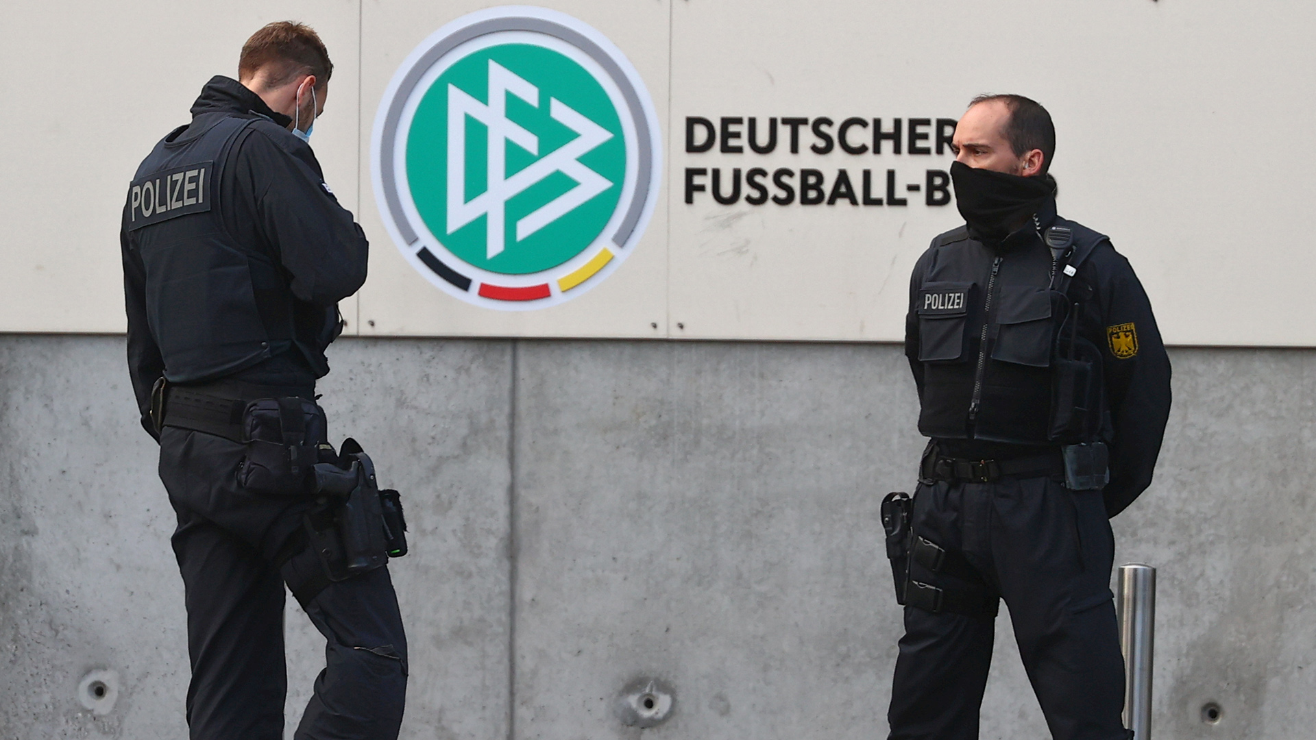 Die Polizei sichert den Bereich vor der DFB Zentrale in Frankfurt am Main | REUTERS